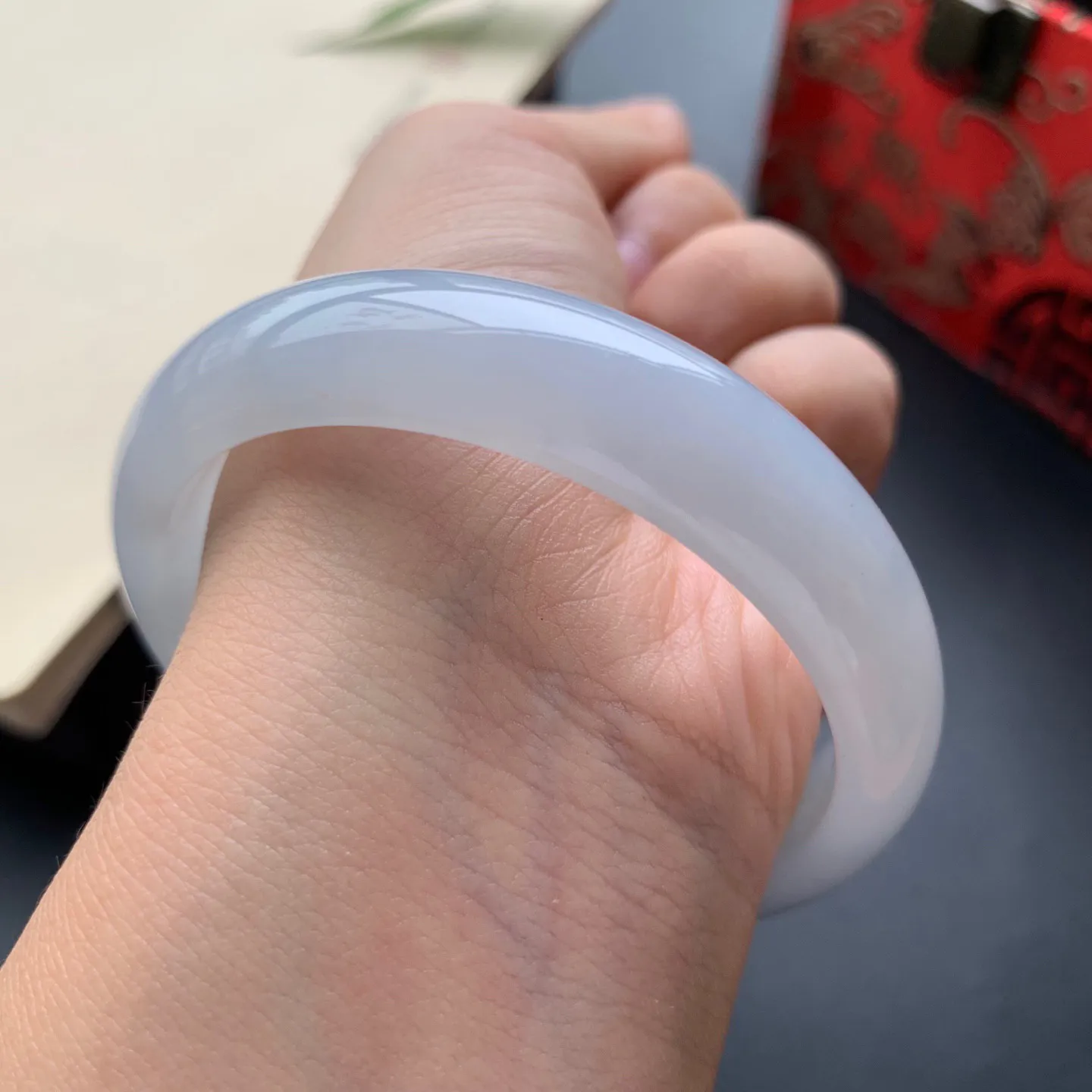 56圈口冰正圈手镯 尺寸：56-13.3-7，无纹裂，水润起胶，白净光滑