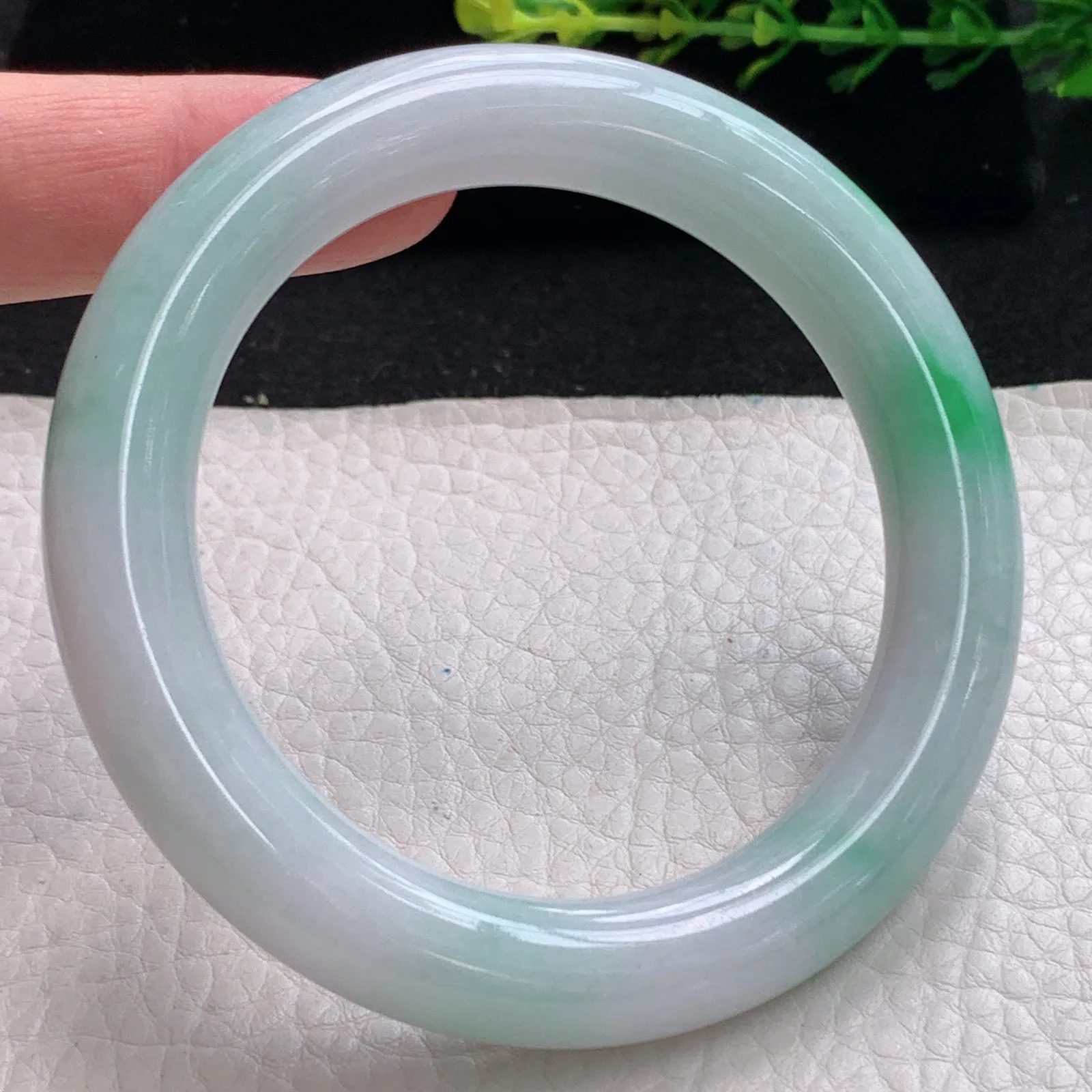 js自然光56*11.2*10.8美人镯 缅甸翡翠a货飘阳绿圆条玉手镯 玉手环