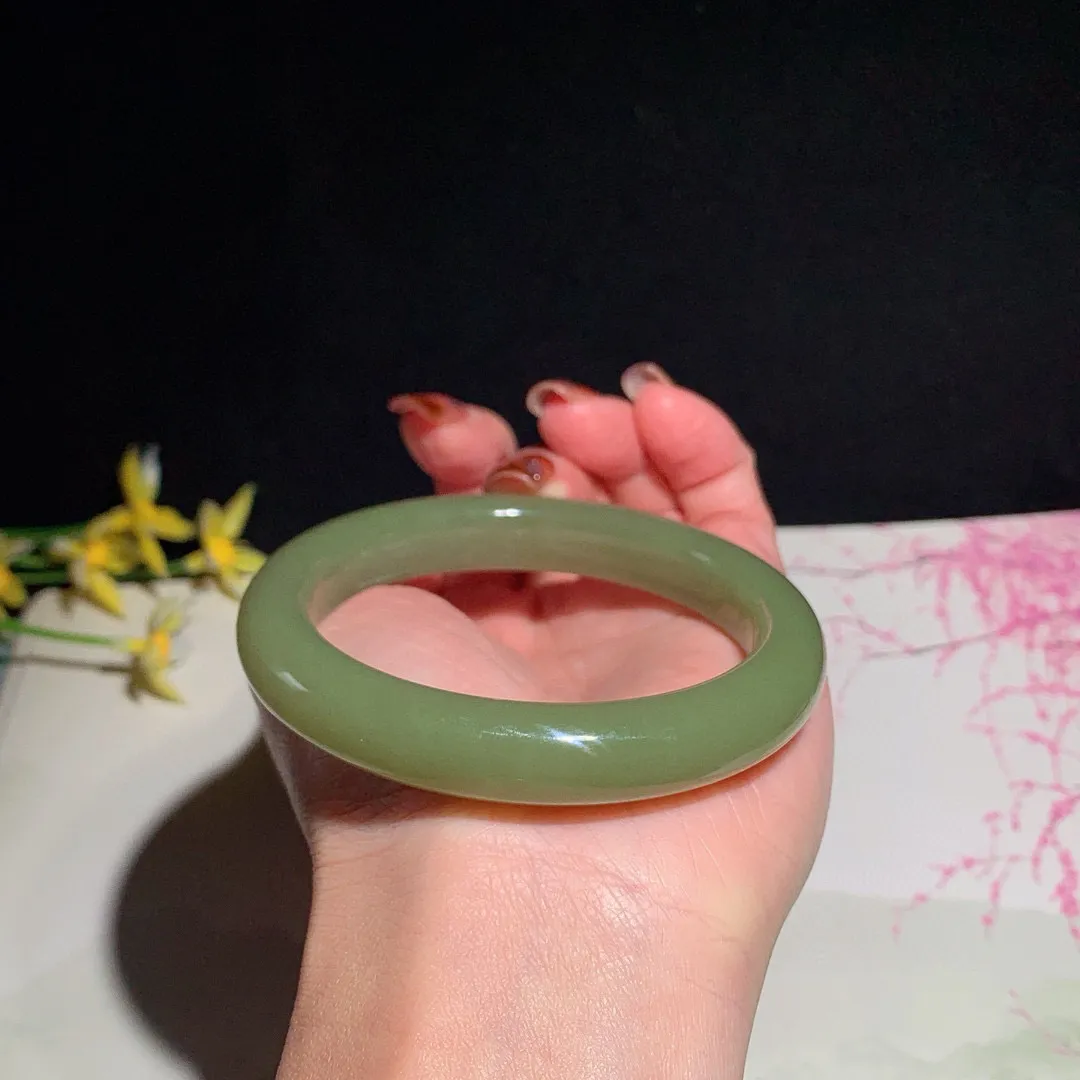 和田玉58圈口黄口料手镯！圈口58宽11.5玉质细腻油润 底色纯净 无裂无杂 脂粉好，品质高。