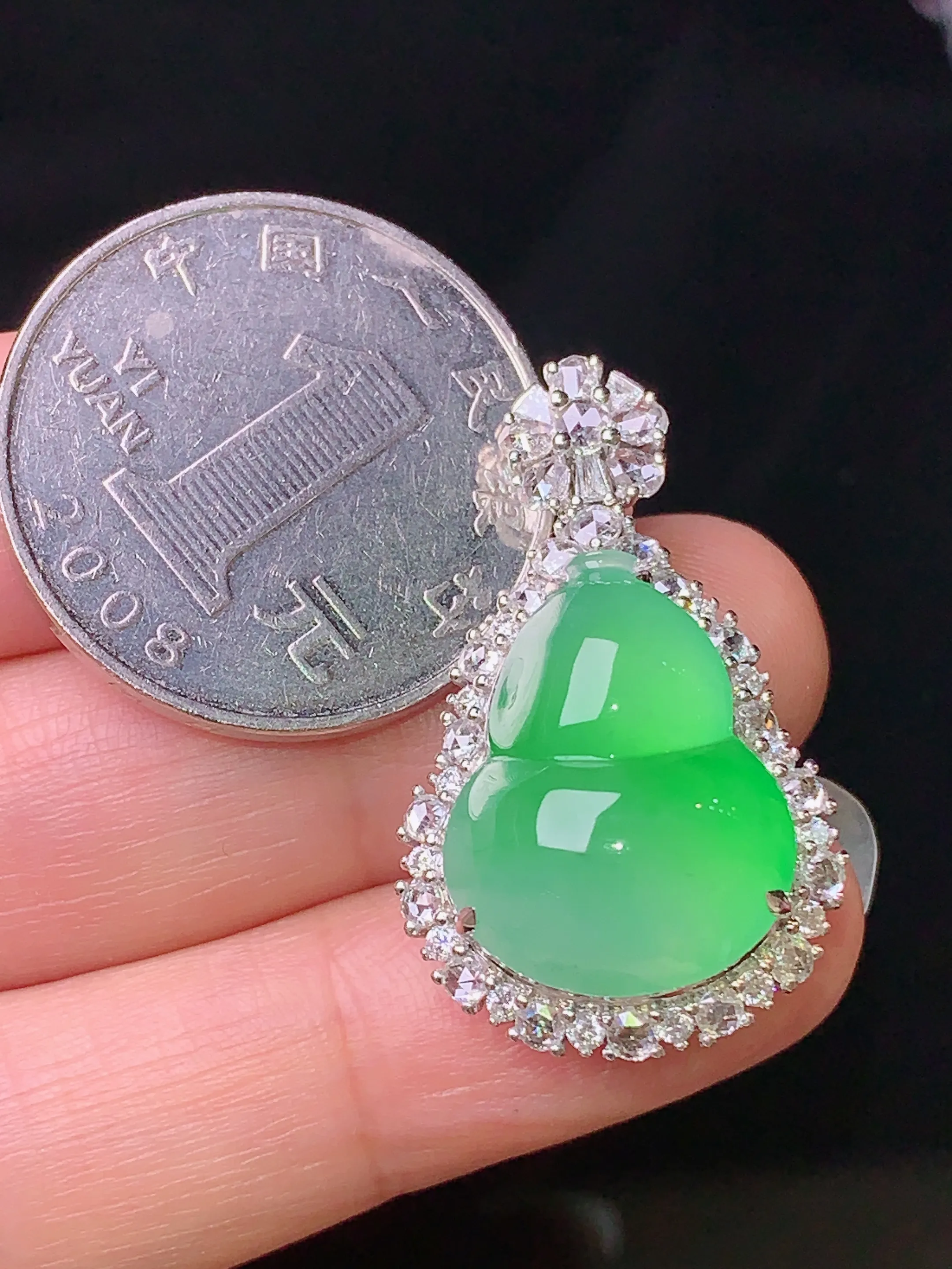 18k金钻镶嵌翠绿葫芦吊坠 玉质细腻 色泽清新艳丽 整体尺寸31.2*18.8*13.2