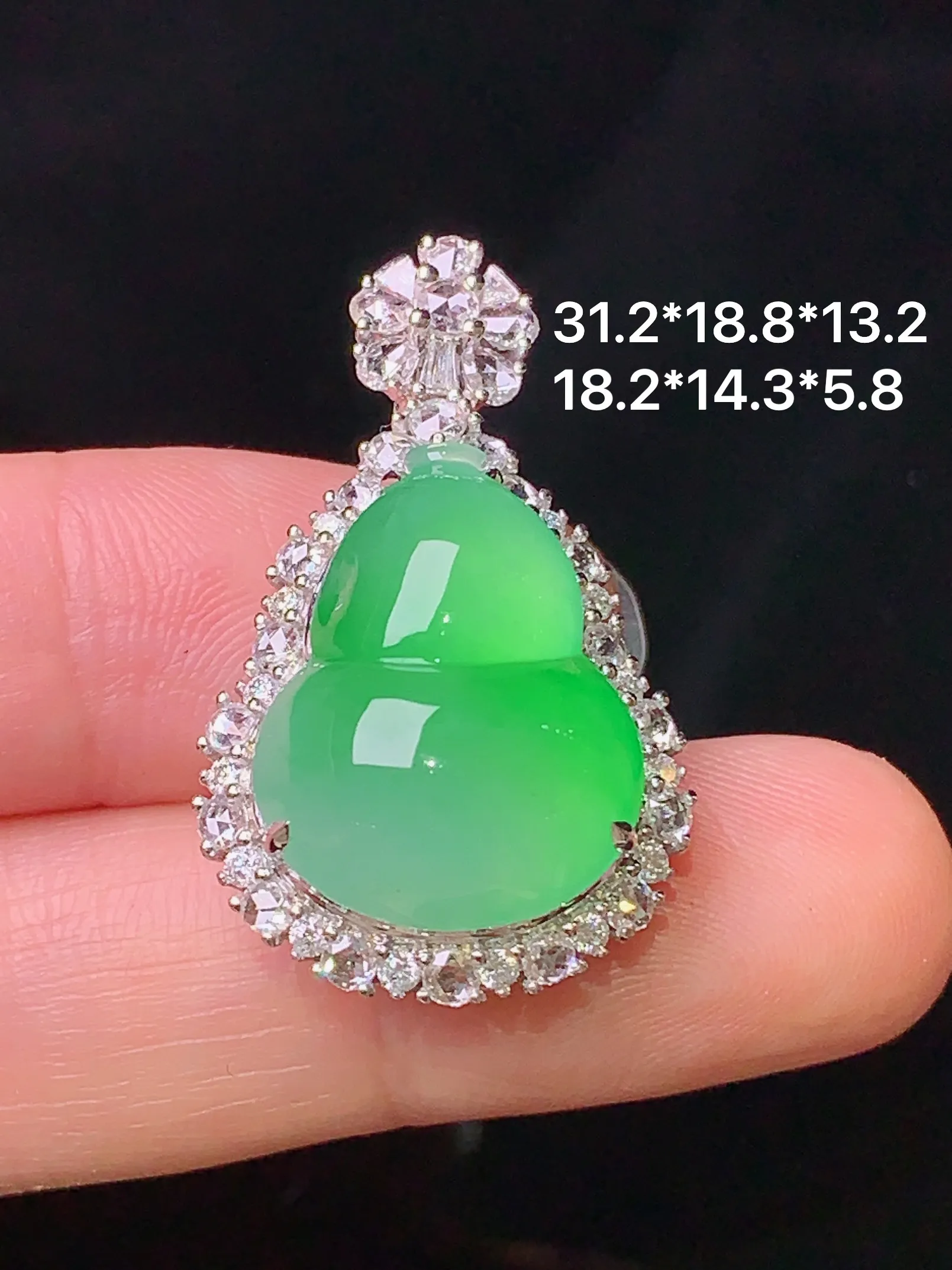 18k金钻镶嵌翠绿葫芦吊坠 玉质细腻 色泽清新艳丽 整体尺寸31.2*18.8*13.2