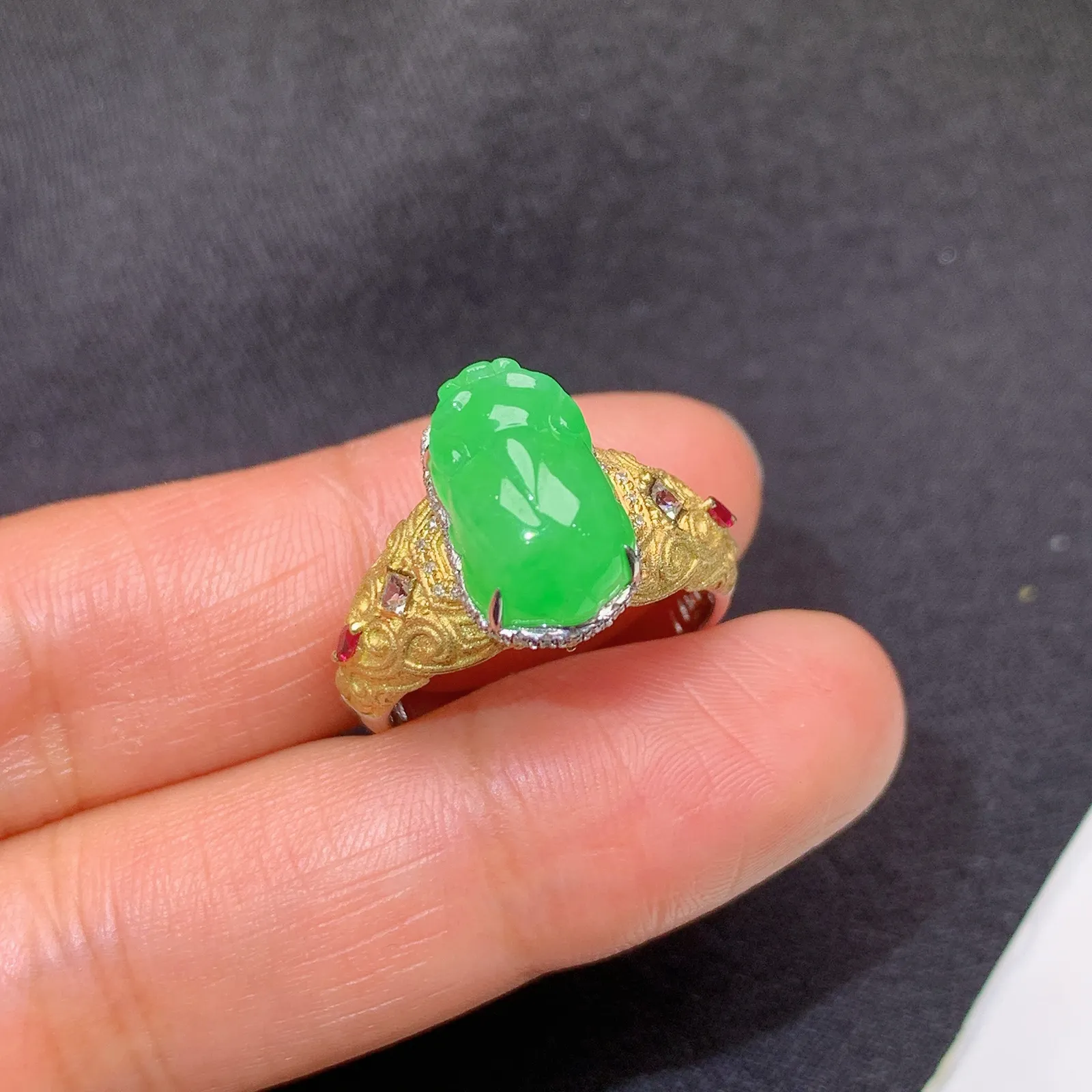 甜阳绿貔貅戒指，18k金镶嵌，简约时尚，冰润色阳，种水足 圈口15 裸石12.5*8*4.7