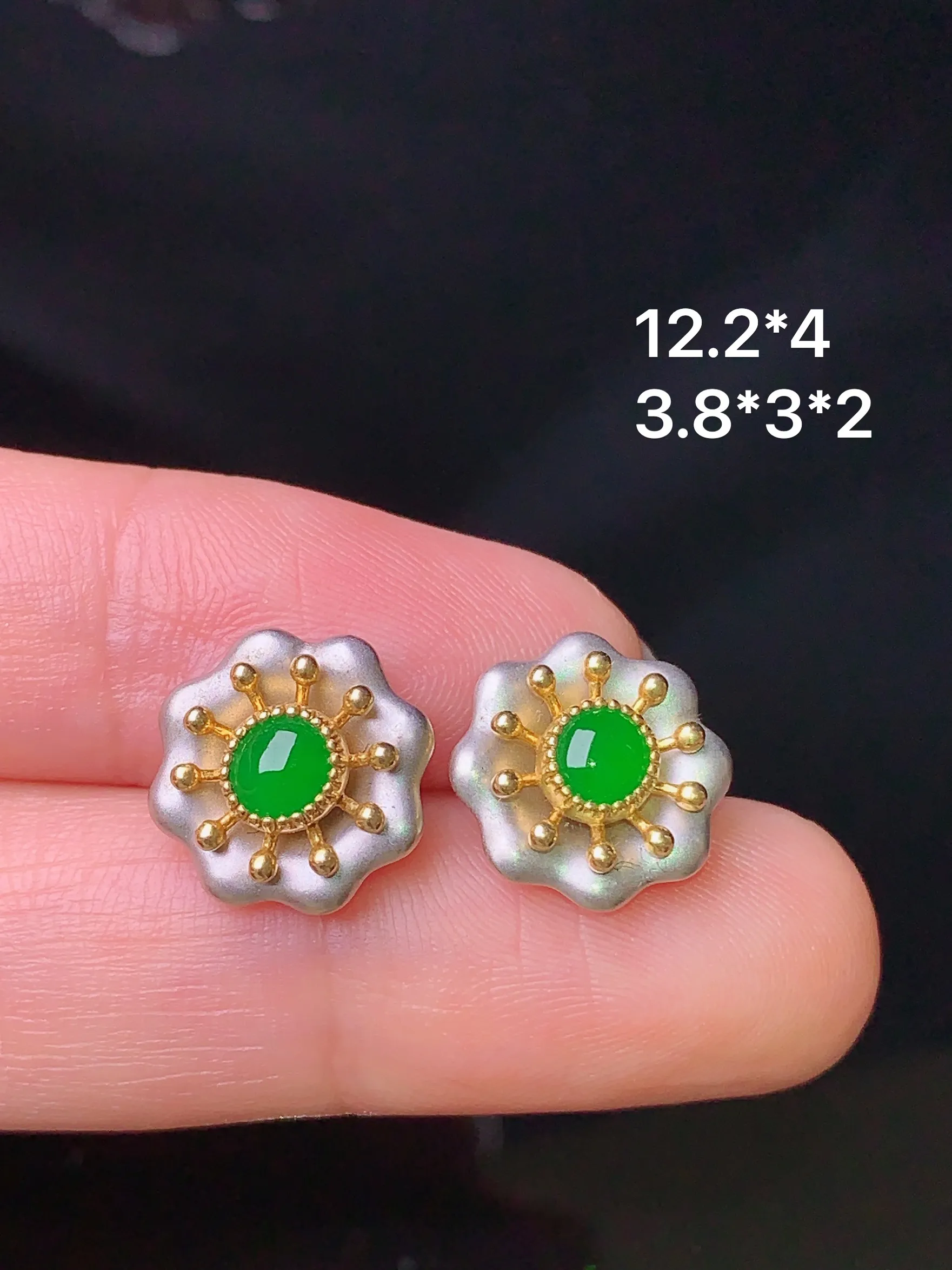 18k金镶嵌满绿蛋面耳钉 玉质细腻 色泽清新艳丽 整体尺寸12.2*4