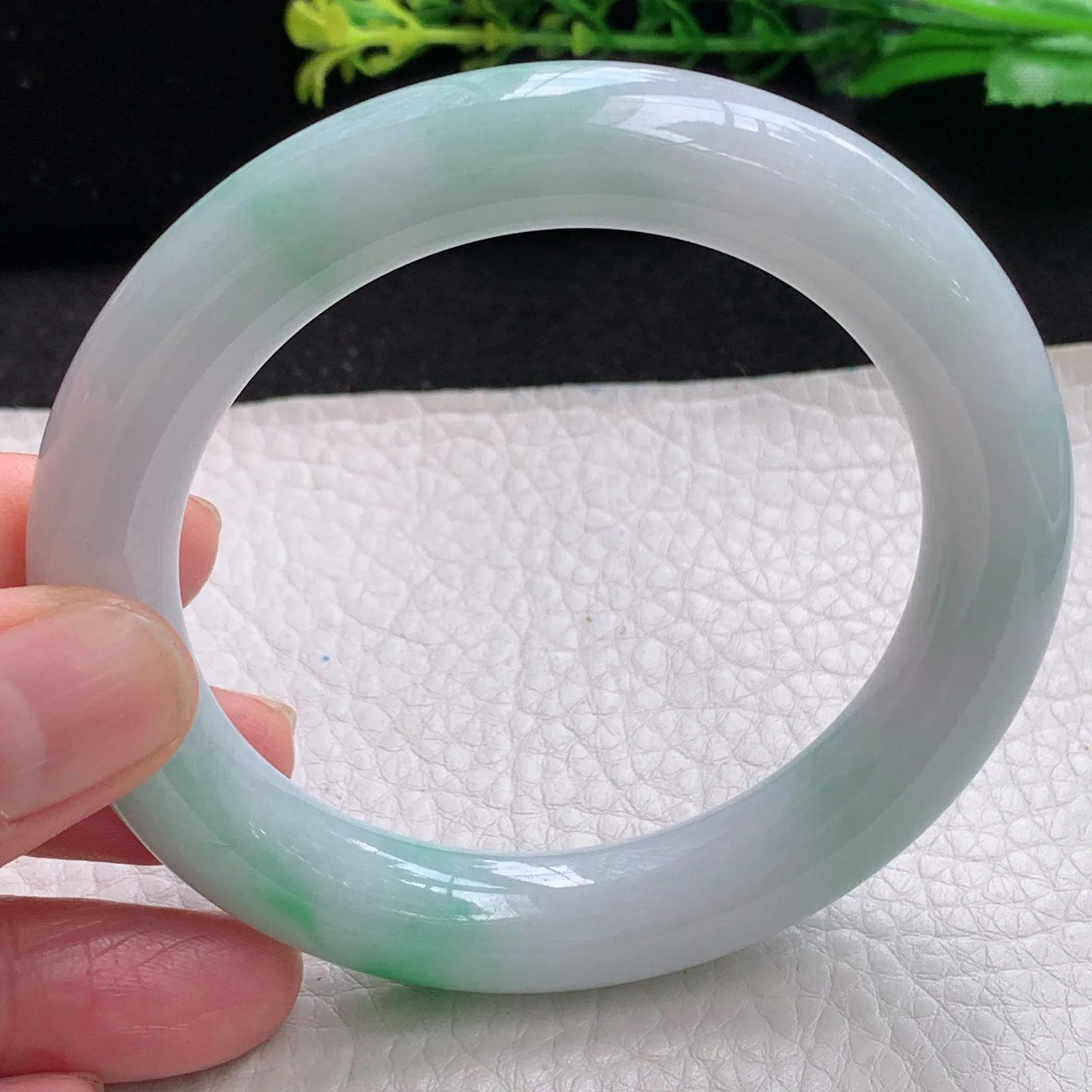 js自然光56*11.2*10.8美人镯 缅甸翡翠a货飘阳绿圆条玉手镯 玉手环