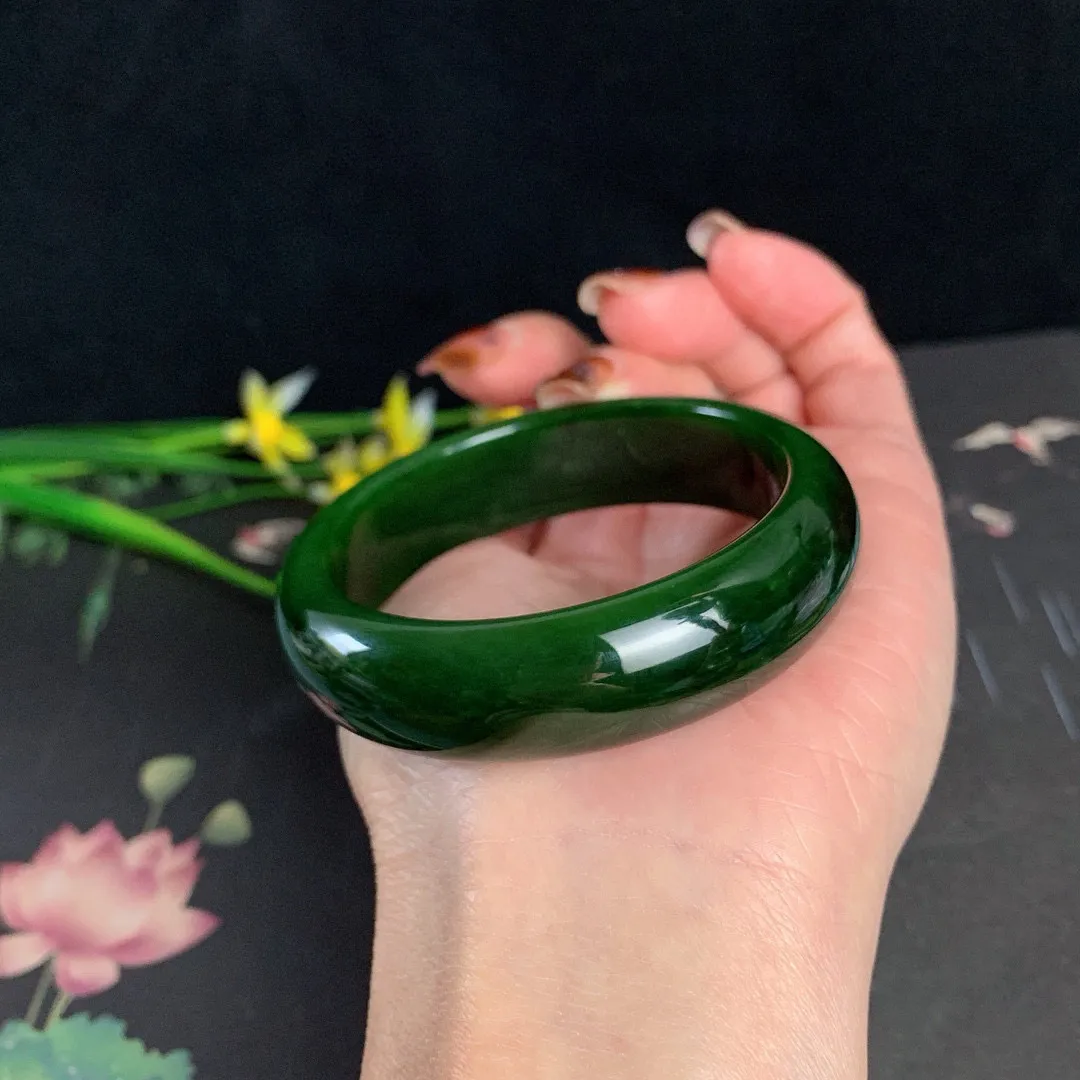 和田玉52.5圈口菠菜绿黑皮碧玉手镯！圈口52.5宽15.3玉质细腻油润 底色纯净 无纹裂 脂粉好，品质高