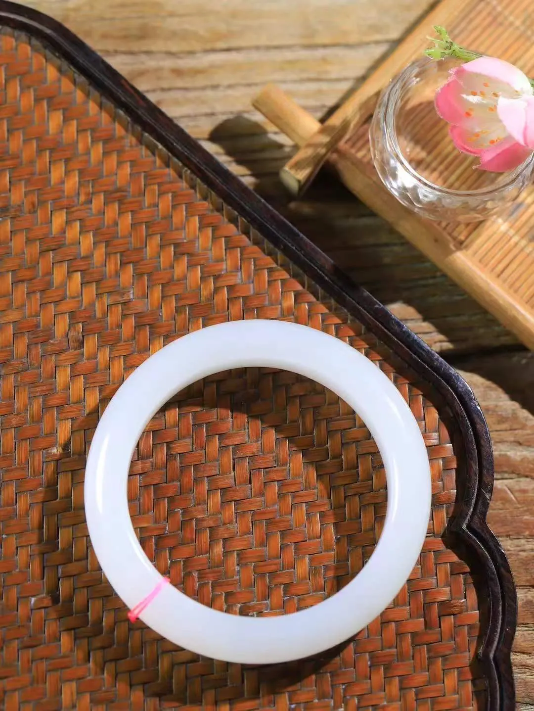 （温柔雅致.手镯）

精品️和田玉白玉手镯。镯型饱满，温润细腻，脂润沁香。️执一卷书，沏一盏茶，着一袭裙，戴一只镯。淡淡浅笺，素心若兰，静赏玉中诗画。悠悠岁月，芊手轻摘，盛满诗样芳华。重60克   尺寸56-12.8-9.3mm    FDL-66110933