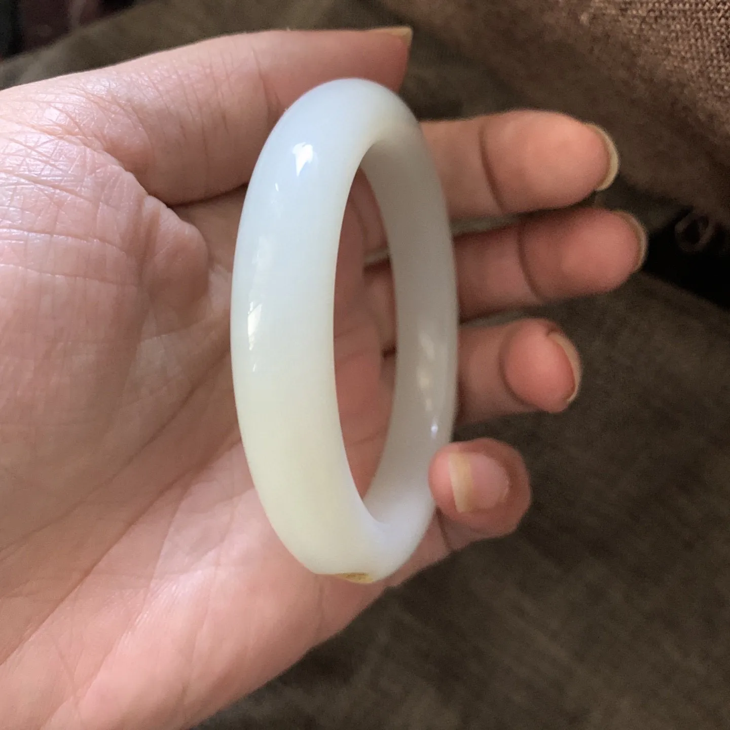 57.5圈口枣红皮手镯，和田玉羊脂白手镯【挽间柔情】，镯型古朴典雅。在诗情画意的雨巷相遇，你是我腕间