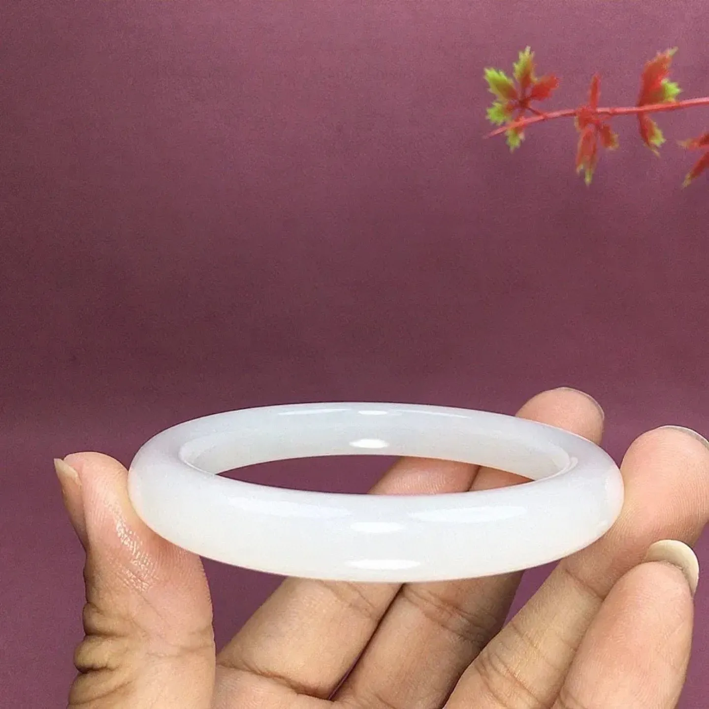 圈口57.5和田玉羊脂白玉手镯，玉质特细腻油润，白度一级，高脂粉，高品质，️萦绕腕间时，古韵不失时