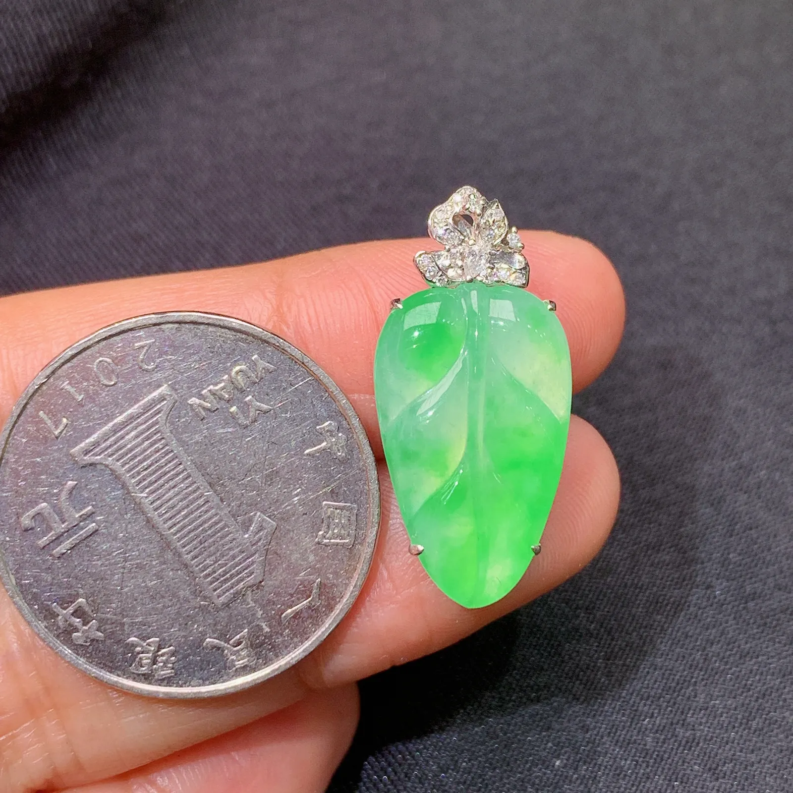 阳绿树叶吊坠，18k金镶嵌，冰润色阳，玉质细腻，种水足 尺寸26.1*12.3*5