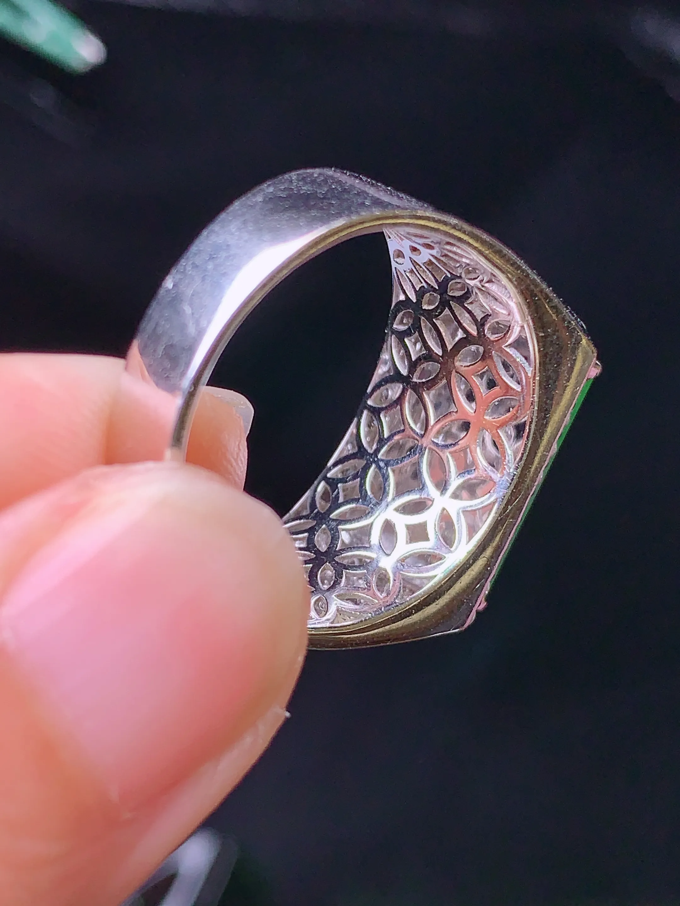 18k金钻镶嵌满绿马鞍戒指 玉质细腻 色泽清新艳丽 圈口17.5 整体尺寸8.5*14.5*2