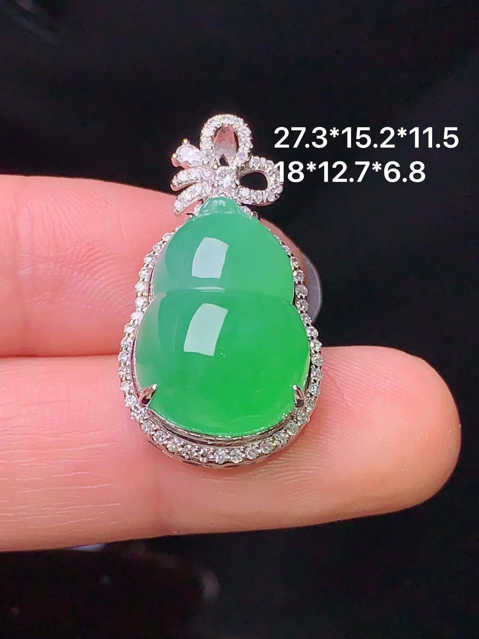 18k金钻镶嵌翠绿葫芦吊坠 玉质细腻 色泽清新艳丽 整体尺寸27.3*15.2*11.5