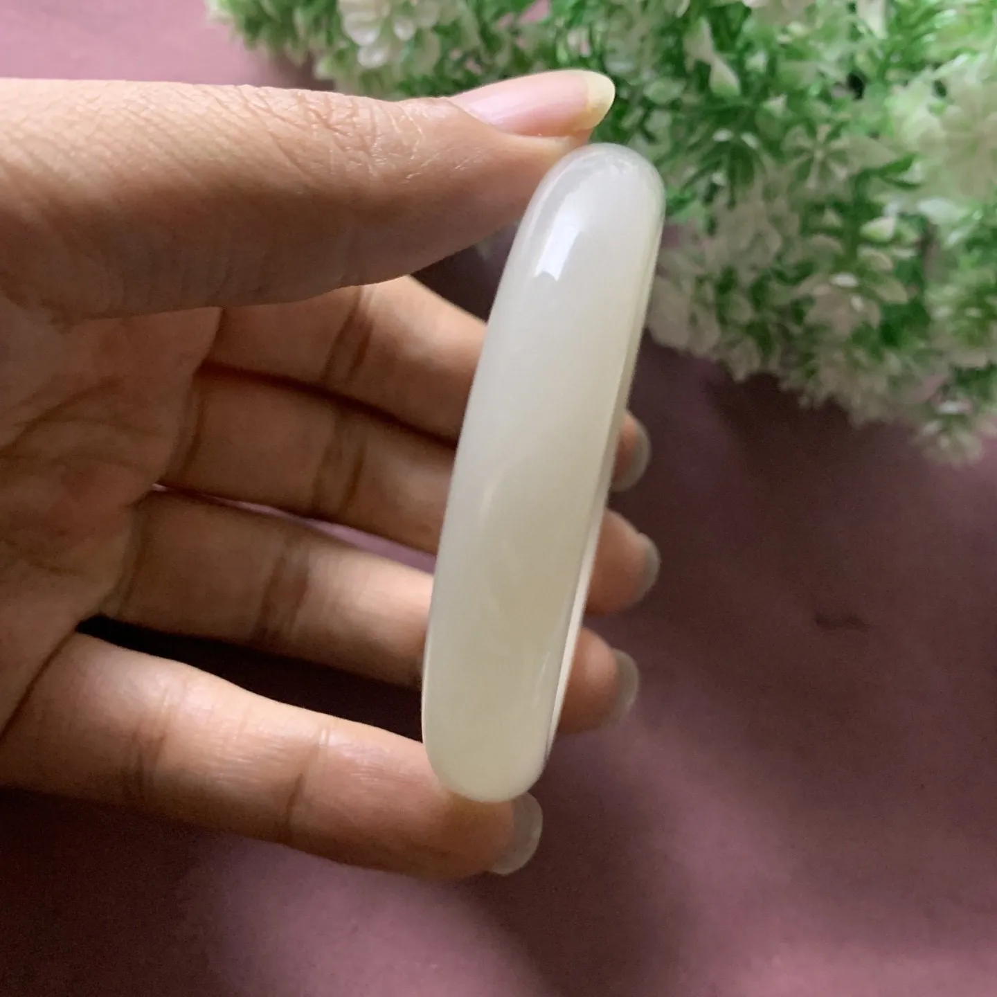 和田玉55.3圈口藕粉色手镯，玉质细腻油润，密度紧凑，琢型圆润，高脂粉，品相大，佩戴端庄典雅