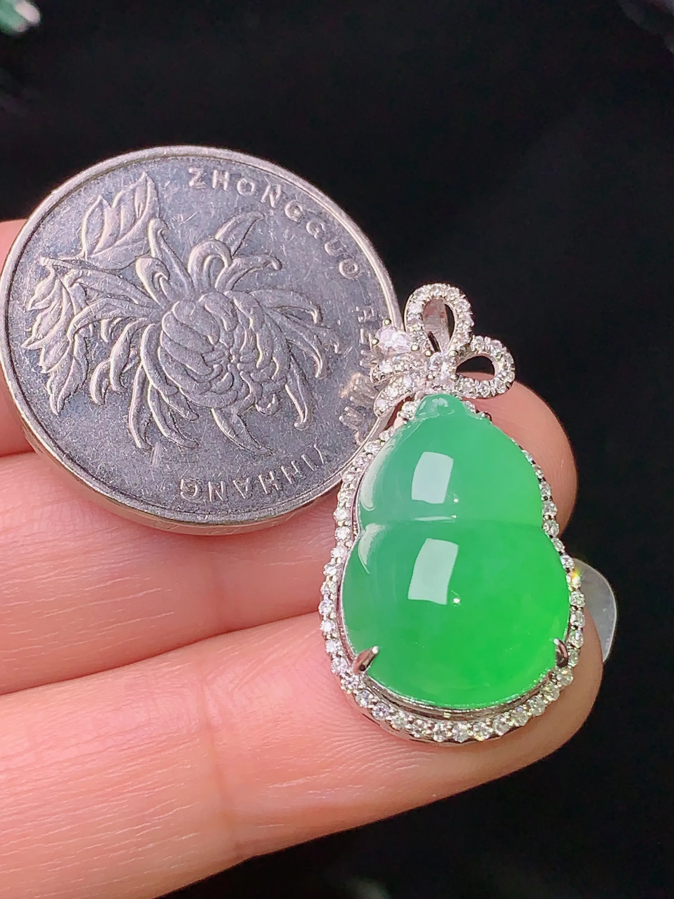 18k金钻镶嵌翠绿葫芦吊坠 玉质细腻 色泽清新艳丽 整体尺寸27.3*15.2*11.5