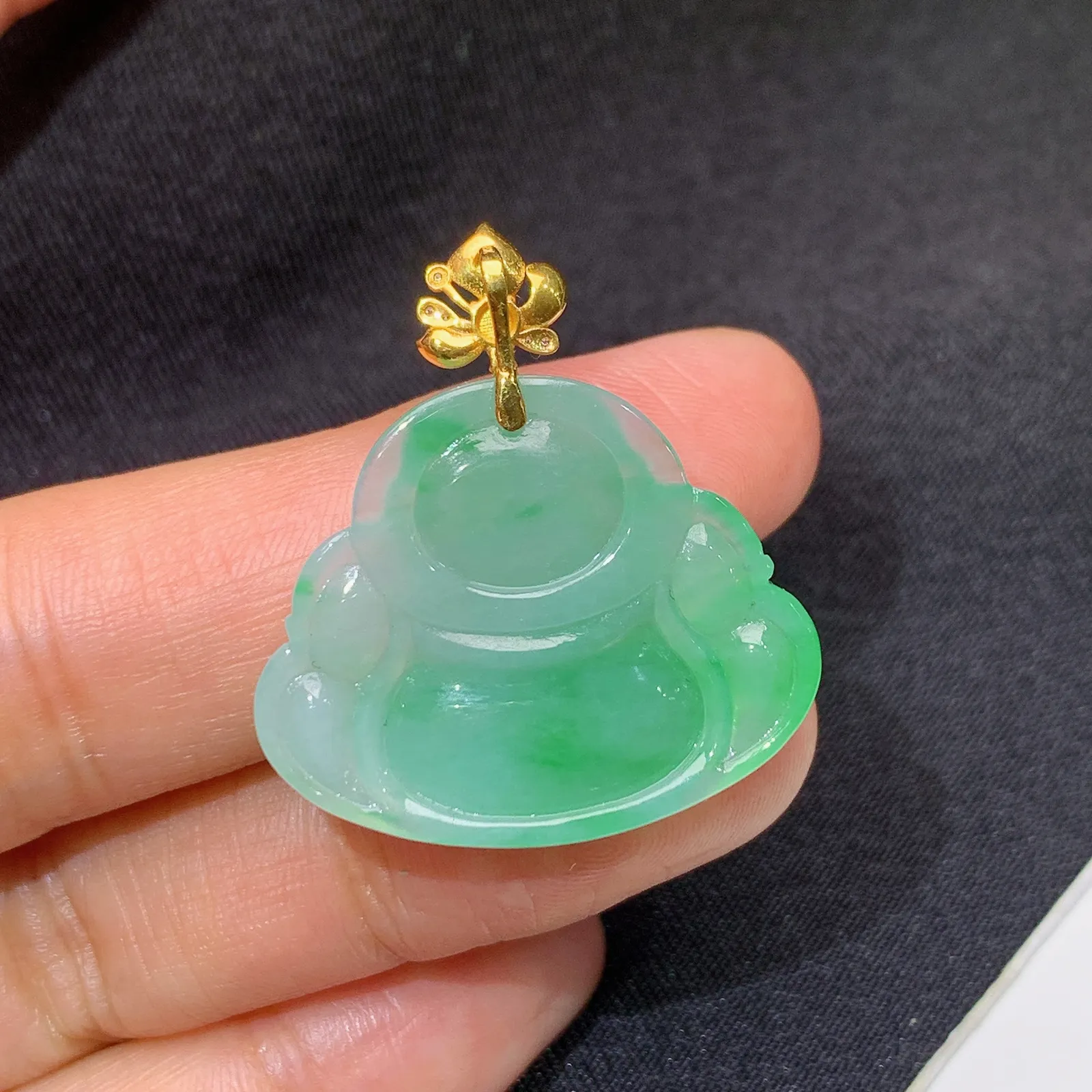 飘绿笑佛吊坠，18k金镶嵌，冰润色阳，品相好，种水足 裸石尺寸21.6*26.8*5.8