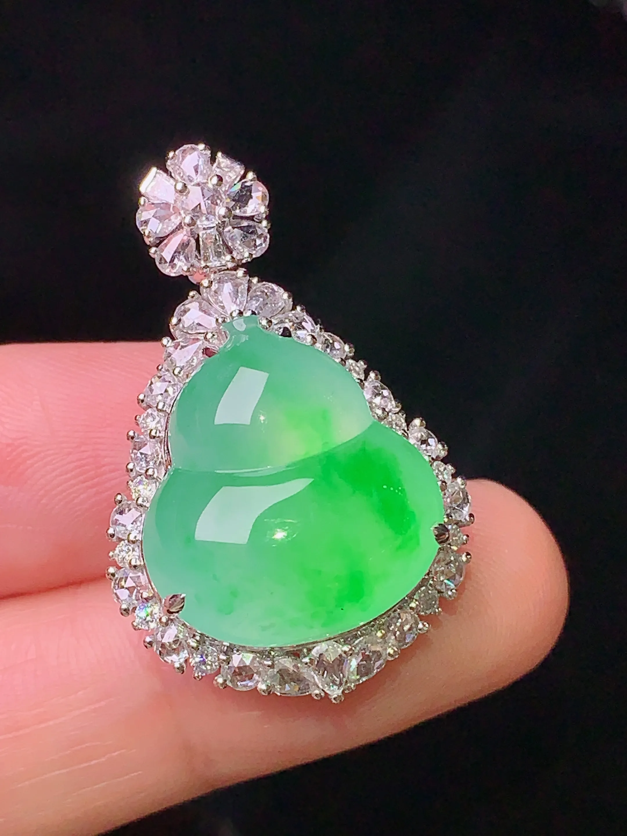 18k金钻镶嵌翠绿葫芦吊坠 玉质细腻 色泽清新艳丽 整体尺寸31.8*20.2*13