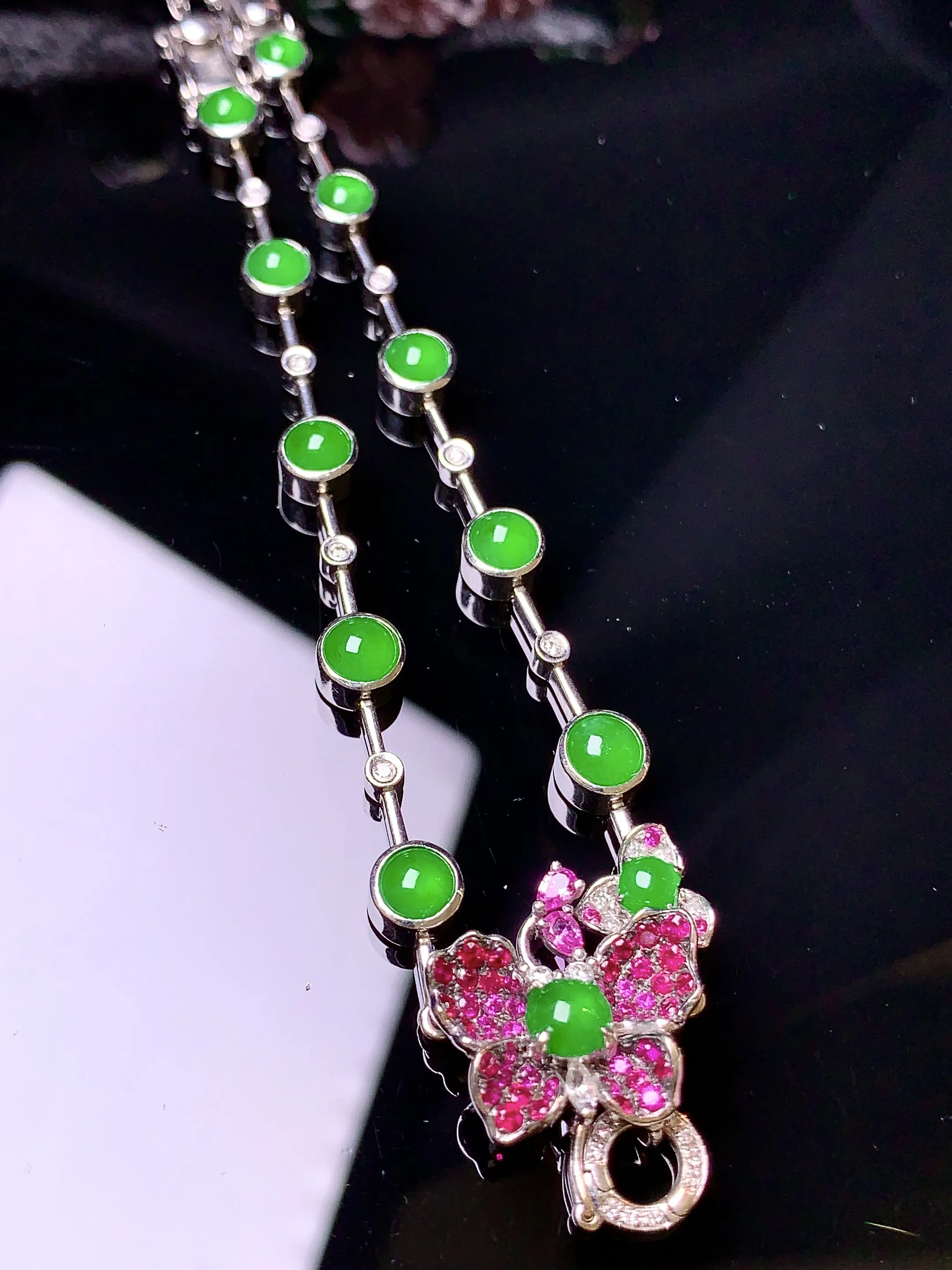 18k金钻镶嵌满绿蛋面项链手链两用款 玉质细腻 色泽清新艳丽 整体尺寸16*15.6*5