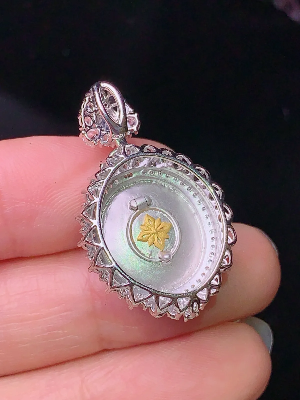 18k金钻镶嵌翠绿蛋面吊坠 玉质细腻 色泽清新艳丽 整体尺寸29.8*18.6*12