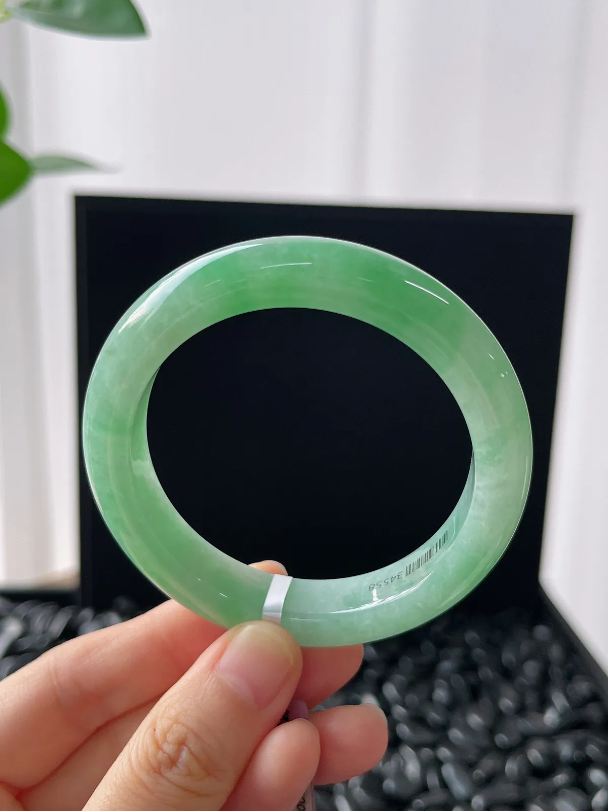 正圈51.6圈口，翡翠糯化种飘绿手镯