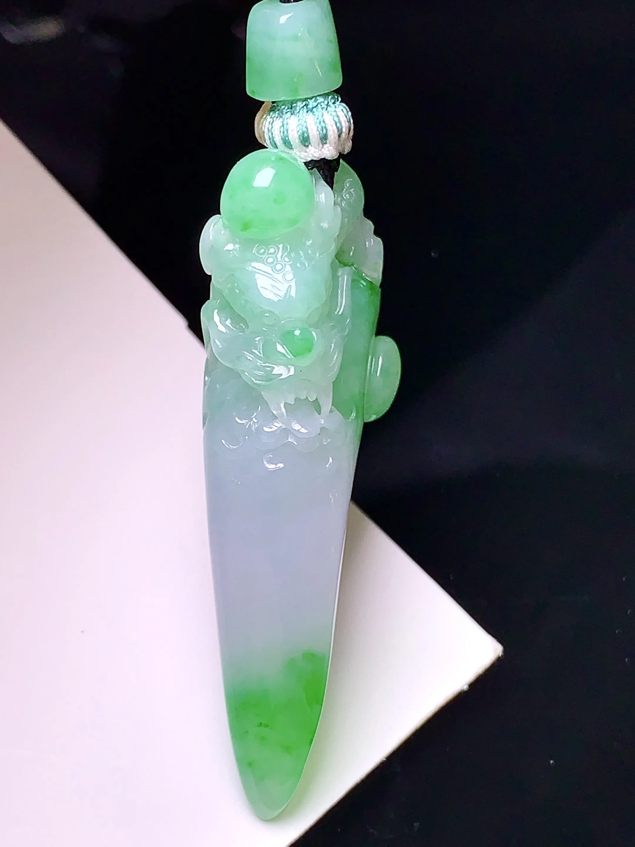 飘绿龙牙吊坠 玉质细腻 色泽清新艳丽 整体尺寸45.2*18*10