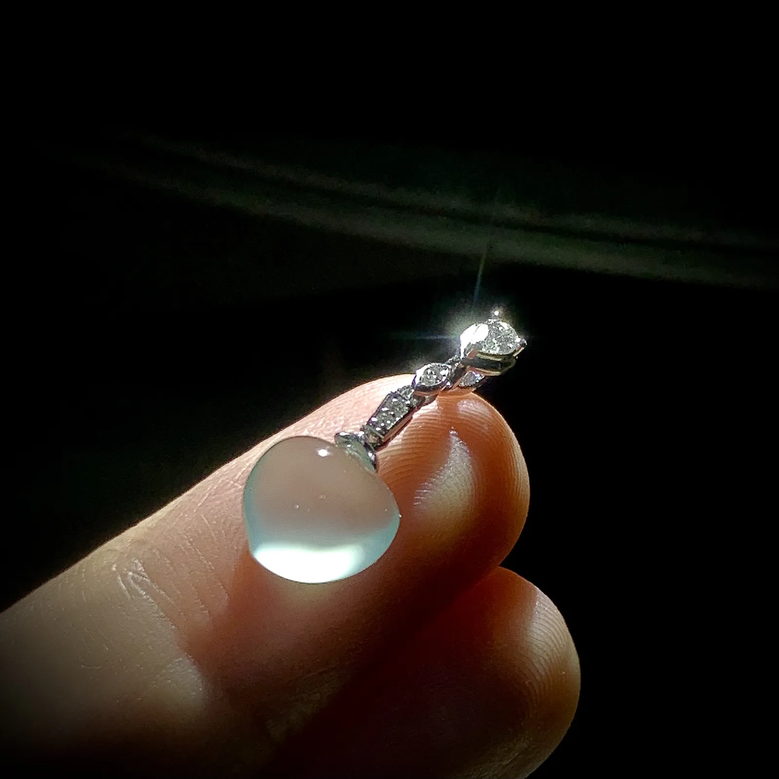 冰纯精品桃子吊坠，裸石约9-9.5-5.2mm，
18K金，南非钻，