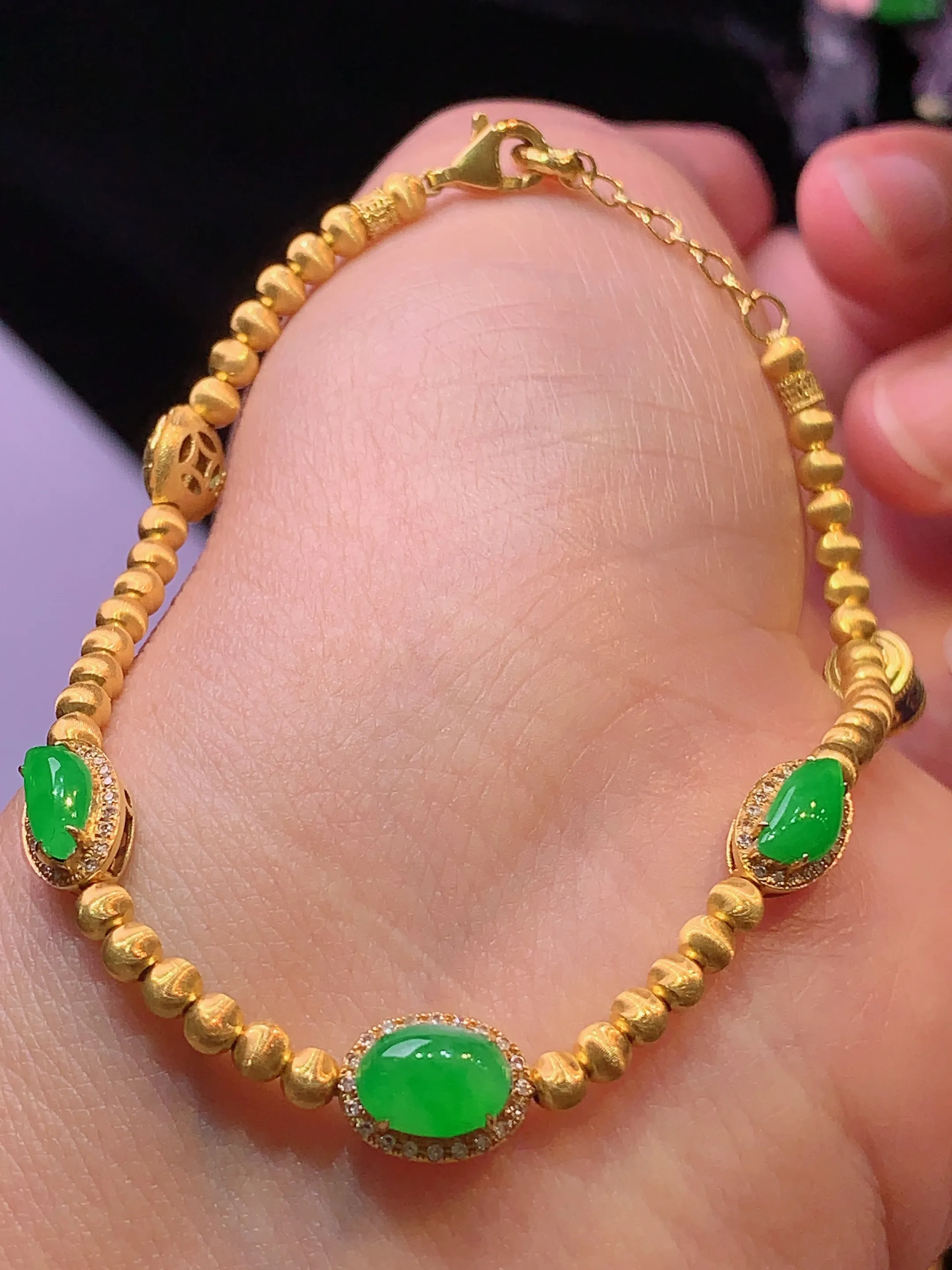 18k金钻镶嵌满绿蛋面手链 玉质细腻 色泽清新艳丽 裸石尺寸7.6*5.3*3.5