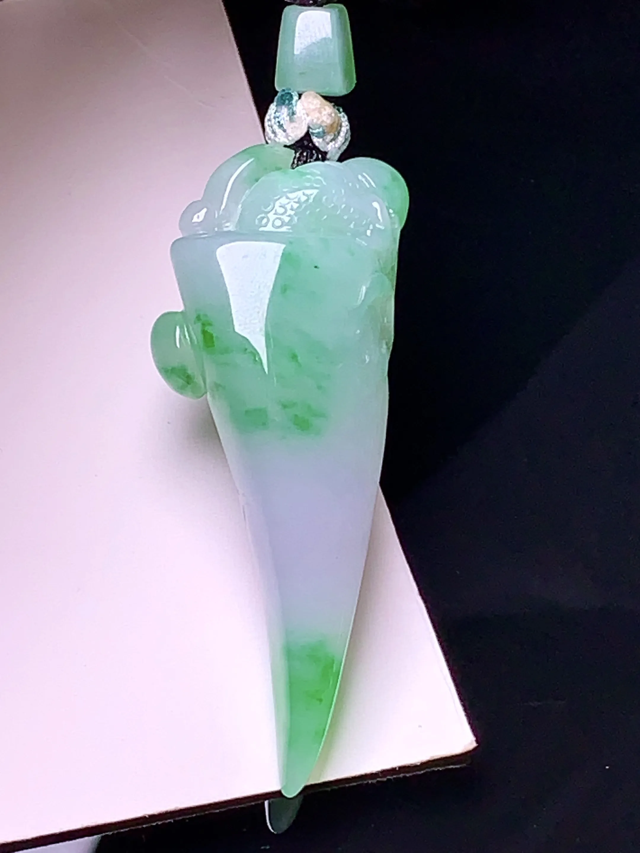 飘绿龙牙吊坠 玉质细腻 色泽清新艳丽 整体尺寸45.2*18*10