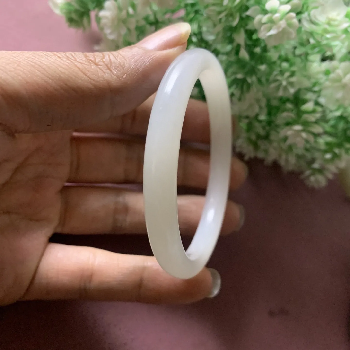 和田玉57.5圈口羊脂白手镯，玉质细腻油润，密度紧凑，琢型圆润，高脂粉，品相大，佩戴端庄典雅