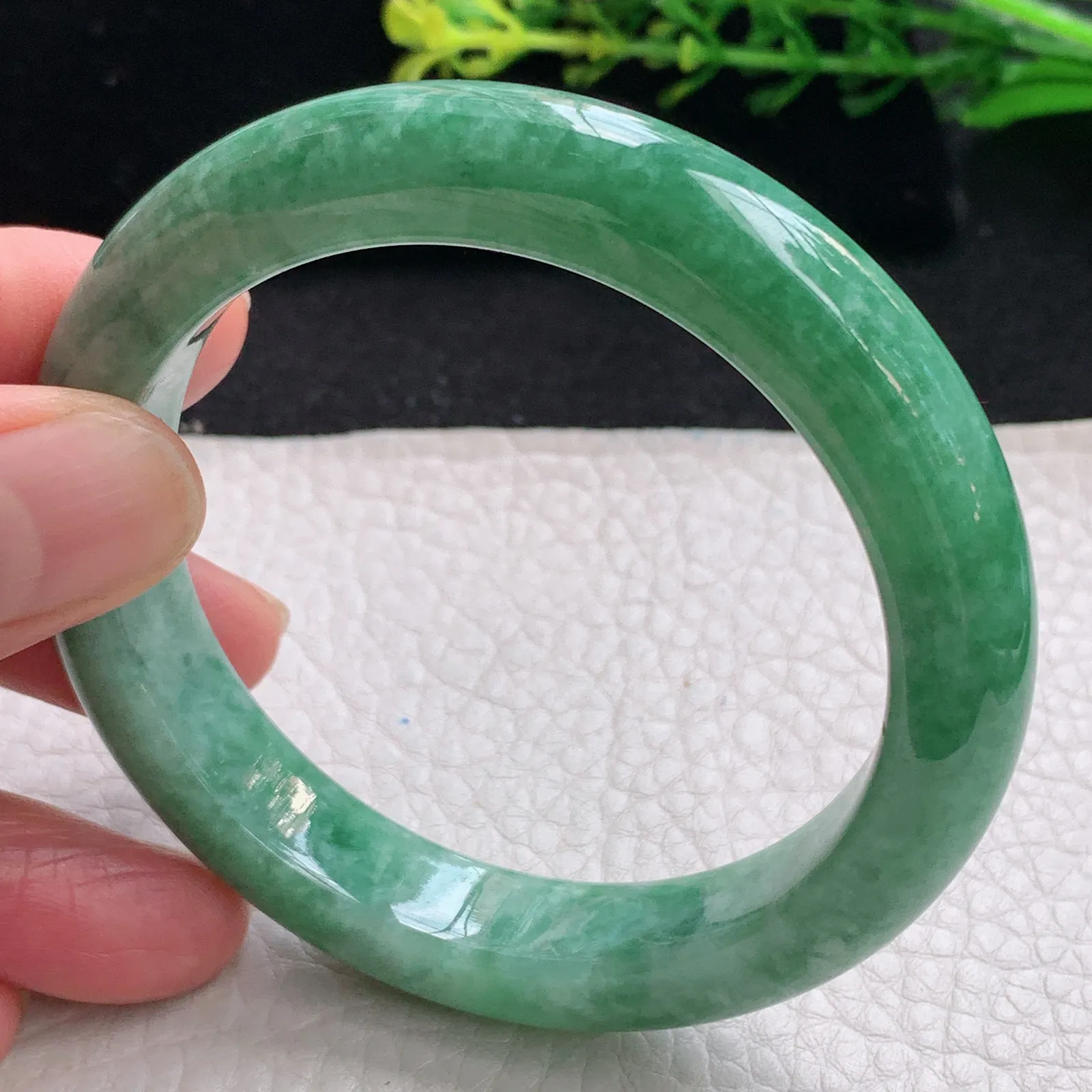 js自然光56*11.6*9平安镯 缅甸翡翠a货满绿宽边玉手镯 玉手环