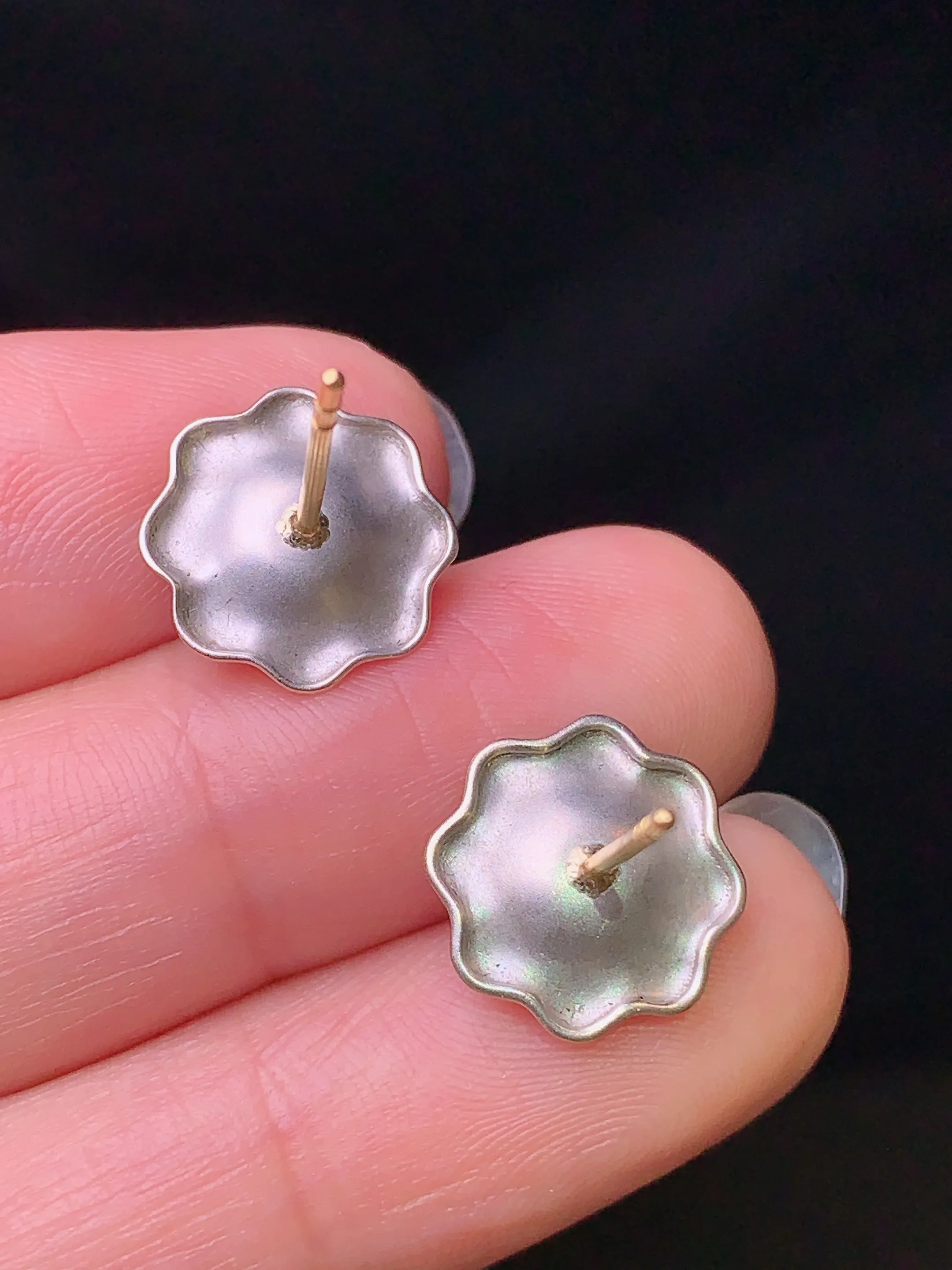 18k金镶嵌满绿蛋面耳钉 玉质细腻 色泽清新艳丽 整体尺寸12.2*4