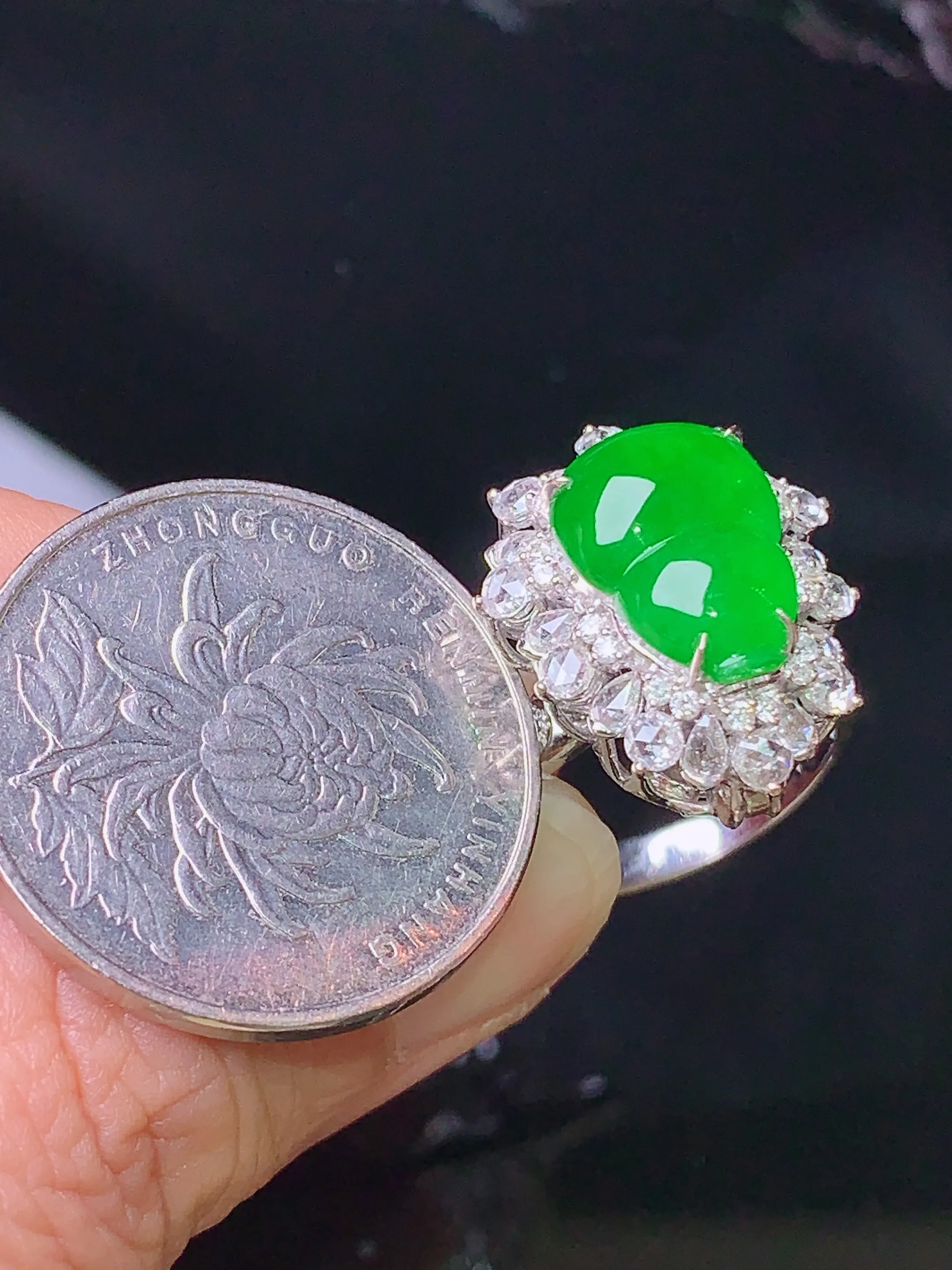 18k金钻镶嵌满绿葫芦戒指吊坠两用款 玉质细腻 色泽清新艳丽 圈口13 整体尺寸26.2*16.6*12