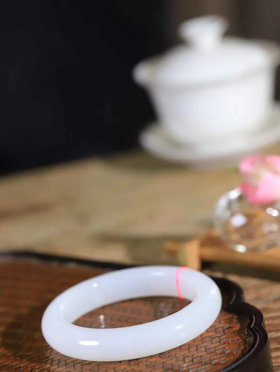 （温柔雅致.手镯）

精品️和田玉白玉手镯。镯型饱满，温润细腻，脂润沁香。️执一卷书，沏一盏