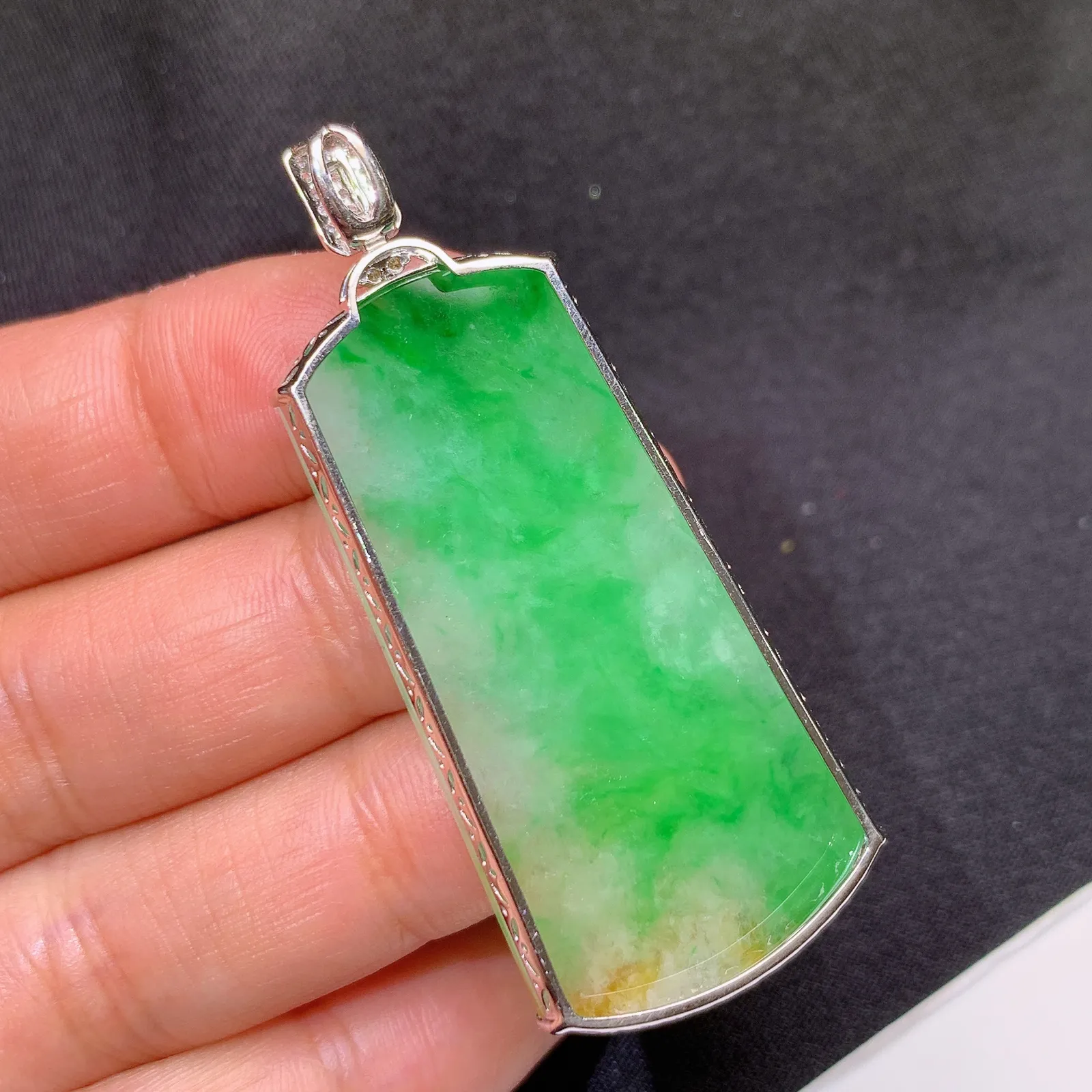 飘绿无事牌吊坠，18k金镶嵌，冰润色阳，玉质细腻 尺寸54.2*23*5.2