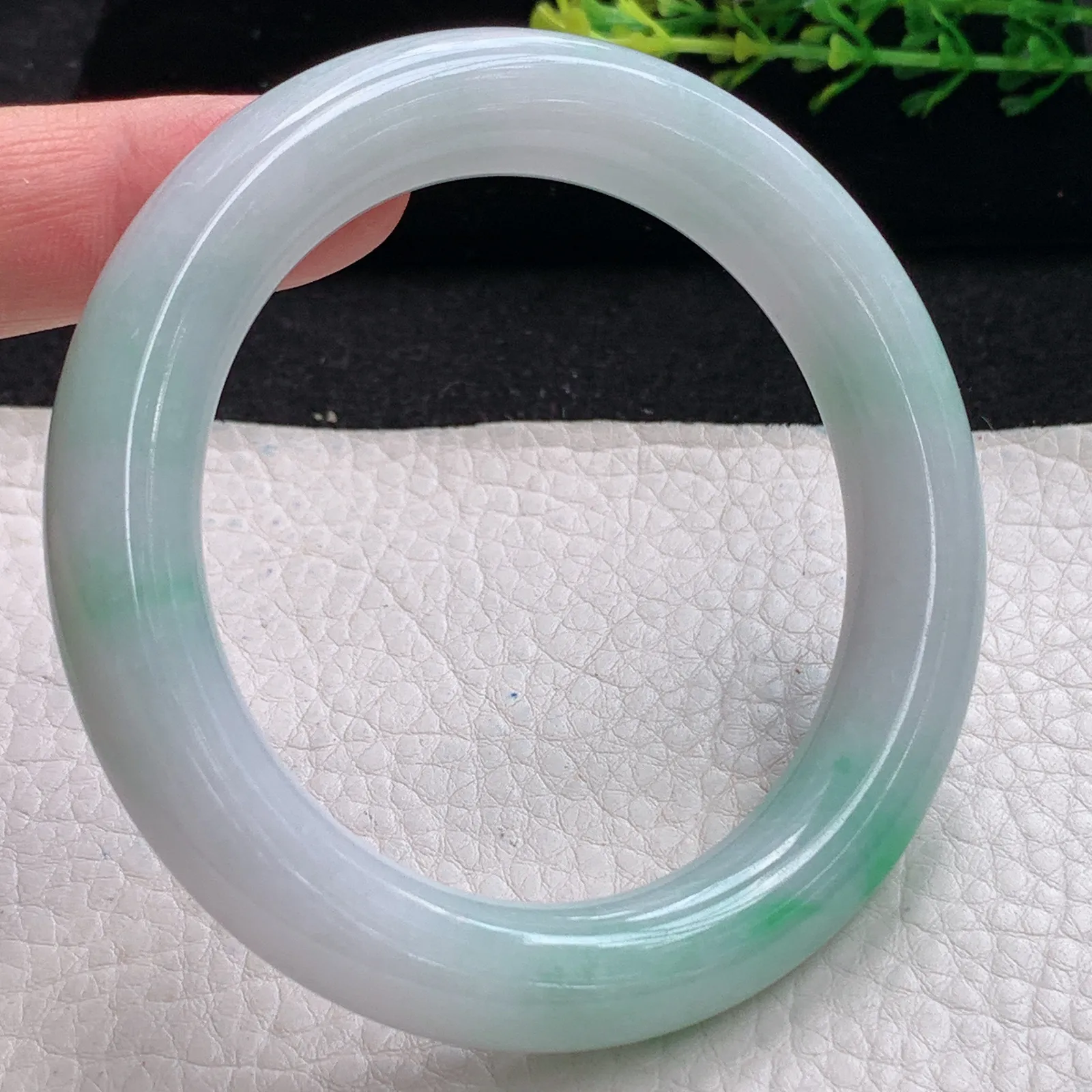 js自然光56*11.2*10.8美人镯 缅甸翡翠a货飘阳绿圆条玉手镯 玉手环