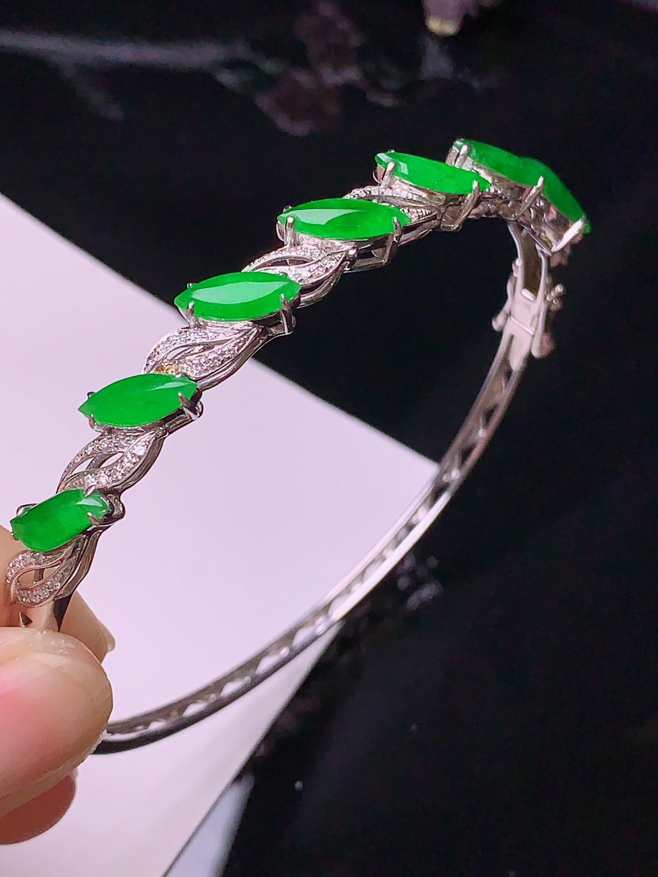 18k金钻镶嵌满绿马眼手镯 玉质细腻 色泽清新艳丽 圈口58 整体尺寸9.8*3.5*2.2