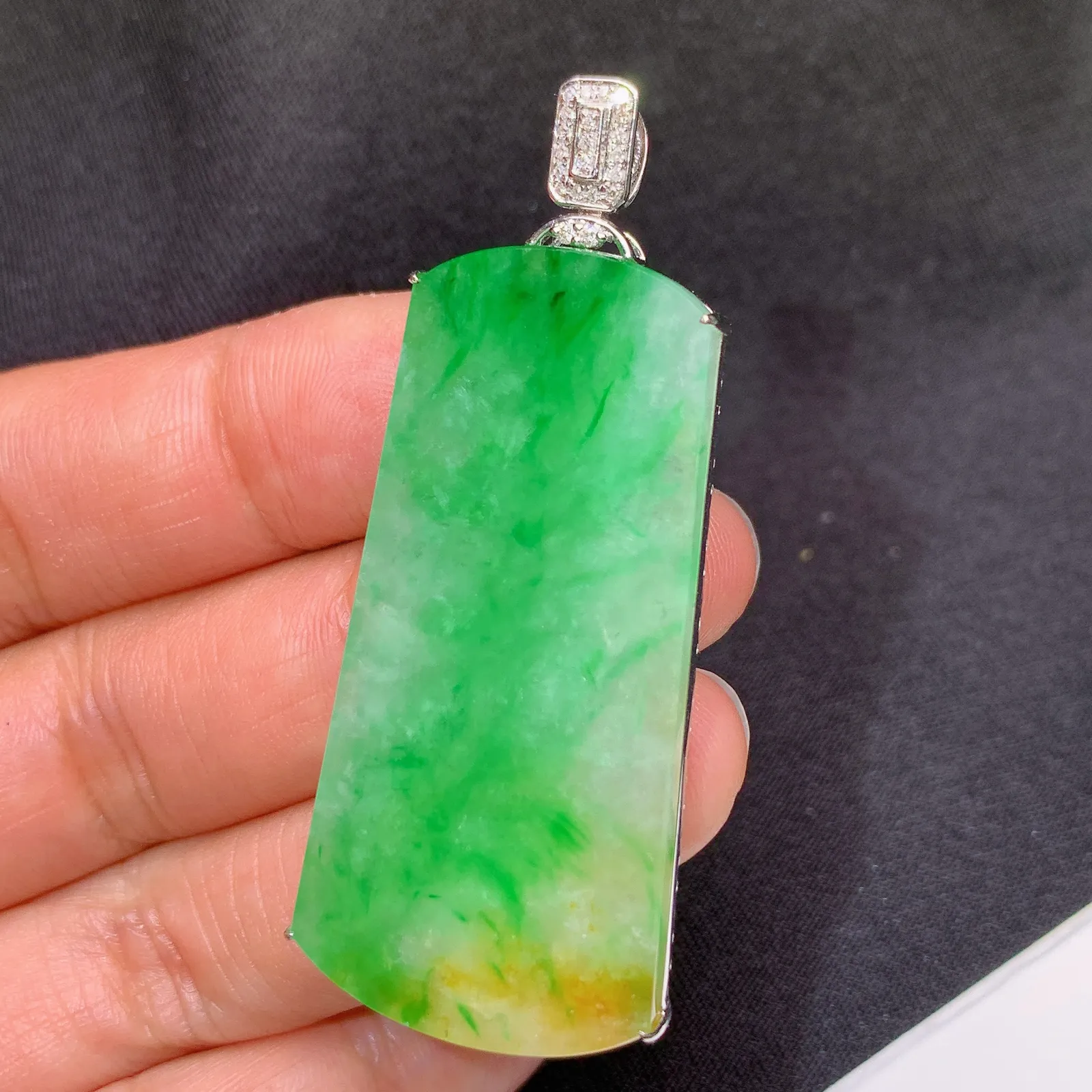 飘绿无事牌吊坠，18k金镶嵌，冰润色阳，玉质细腻 尺寸54.2*23*5.2