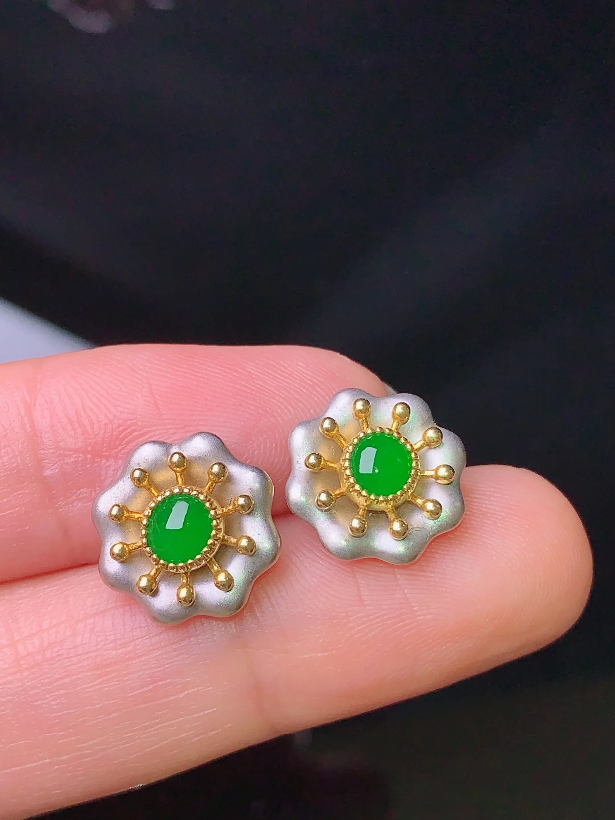 18k金镶嵌满绿蛋面耳钉 玉质细腻 色泽清新艳丽 整体尺寸12.2*4