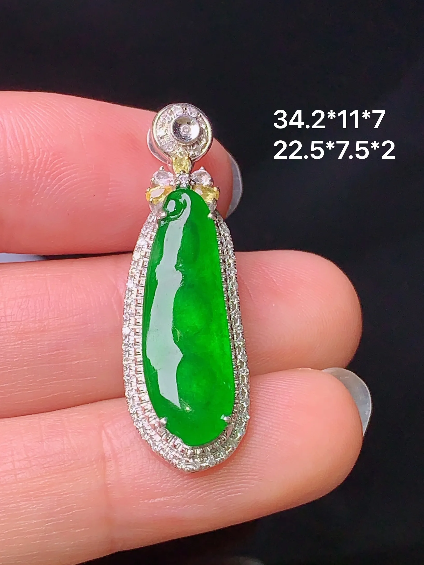 18k金钻镶嵌满绿四季豆吊坠 玉质细腻 色泽清新艳丽 整体尺寸34.2*11*7