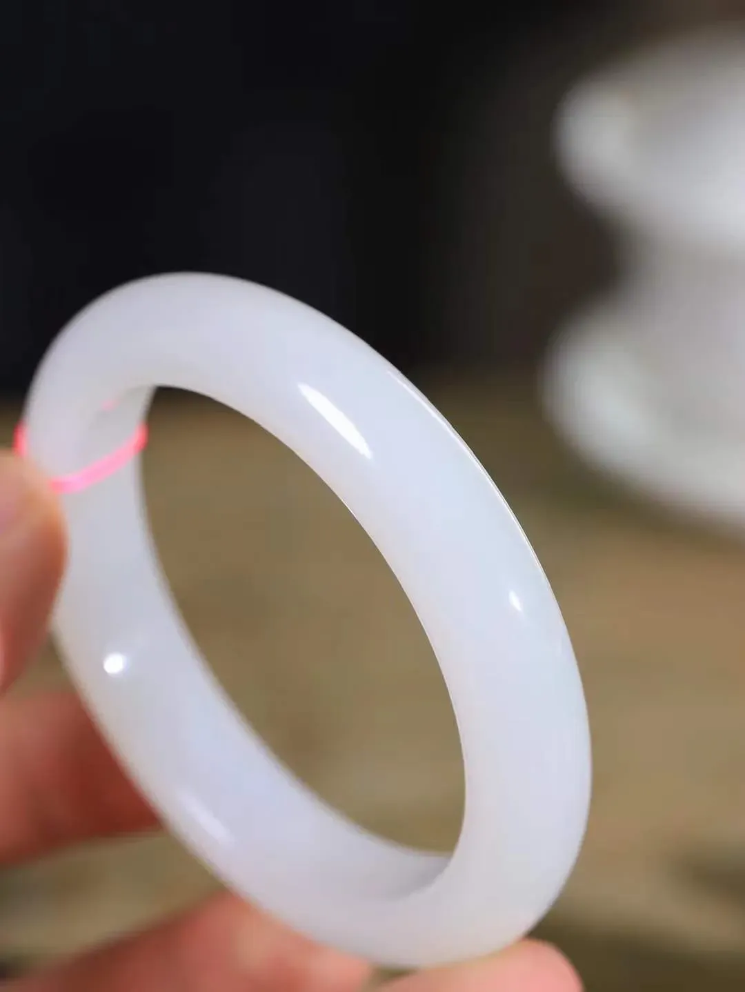 （温柔雅致.手镯）

精品️和田玉白玉手镯。镯型饱满，温润细腻，脂润沁香。️执一卷书，沏一盏茶，着一袭裙，戴一只镯。淡淡浅笺，素心若兰，静赏玉中诗画。悠悠岁月，芊手轻摘，盛满诗样芳华。重60克   尺寸56-12.8-9.3mm    FDL-66110933