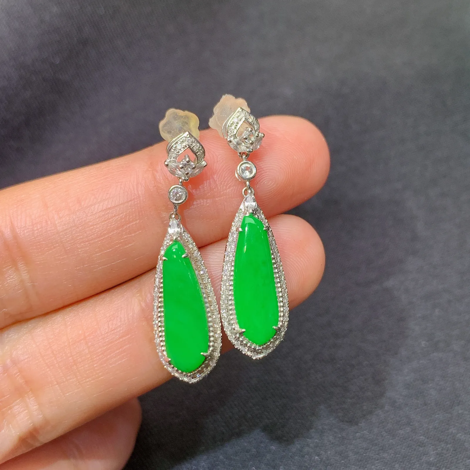 阳绿水滴耳坠，18k金镶嵌，简约时尚，冰润色阳，种水足 尺寸14.2*4.3*2