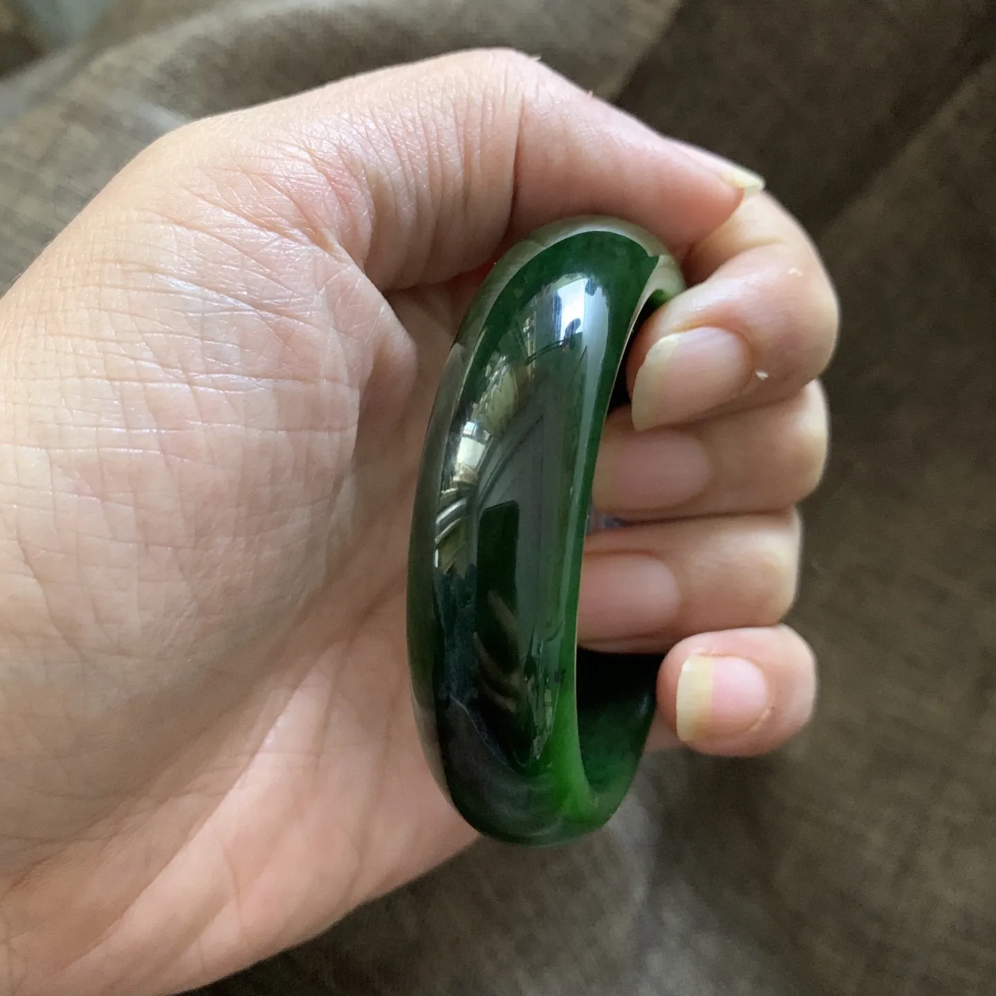 53圈口和田玉鲜菠菜绿宽版手镯【挽间柔情】，镯型古朴典雅。在诗情画意的雨巷相遇，你是我腕间的一抹风情