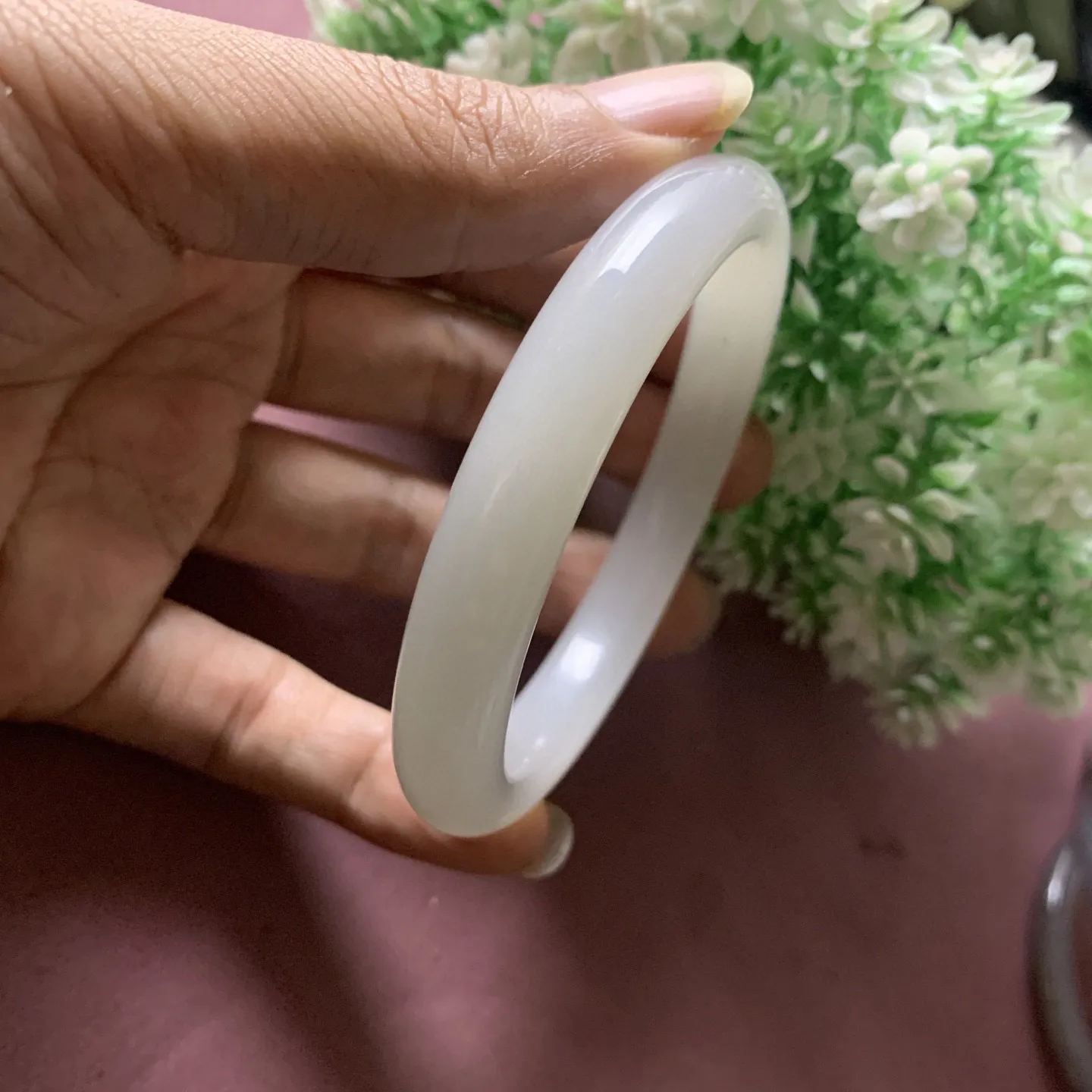 冰白色，和田玉62圈口白玉手镯，圈口62宽11玉质细腻油润，密度紧凑，琢型圆润，高脂粉，品相大，佩戴端庄典雅