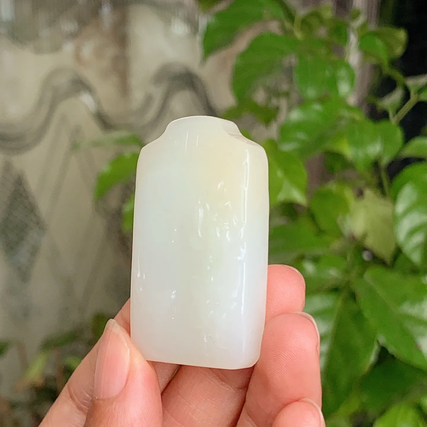 和田玉白玉糖料连年有余牌子挂件。尺寸47/28/11重31.5克。玉质细腻油润。手推出油。佩戴高端典雅。lt251107