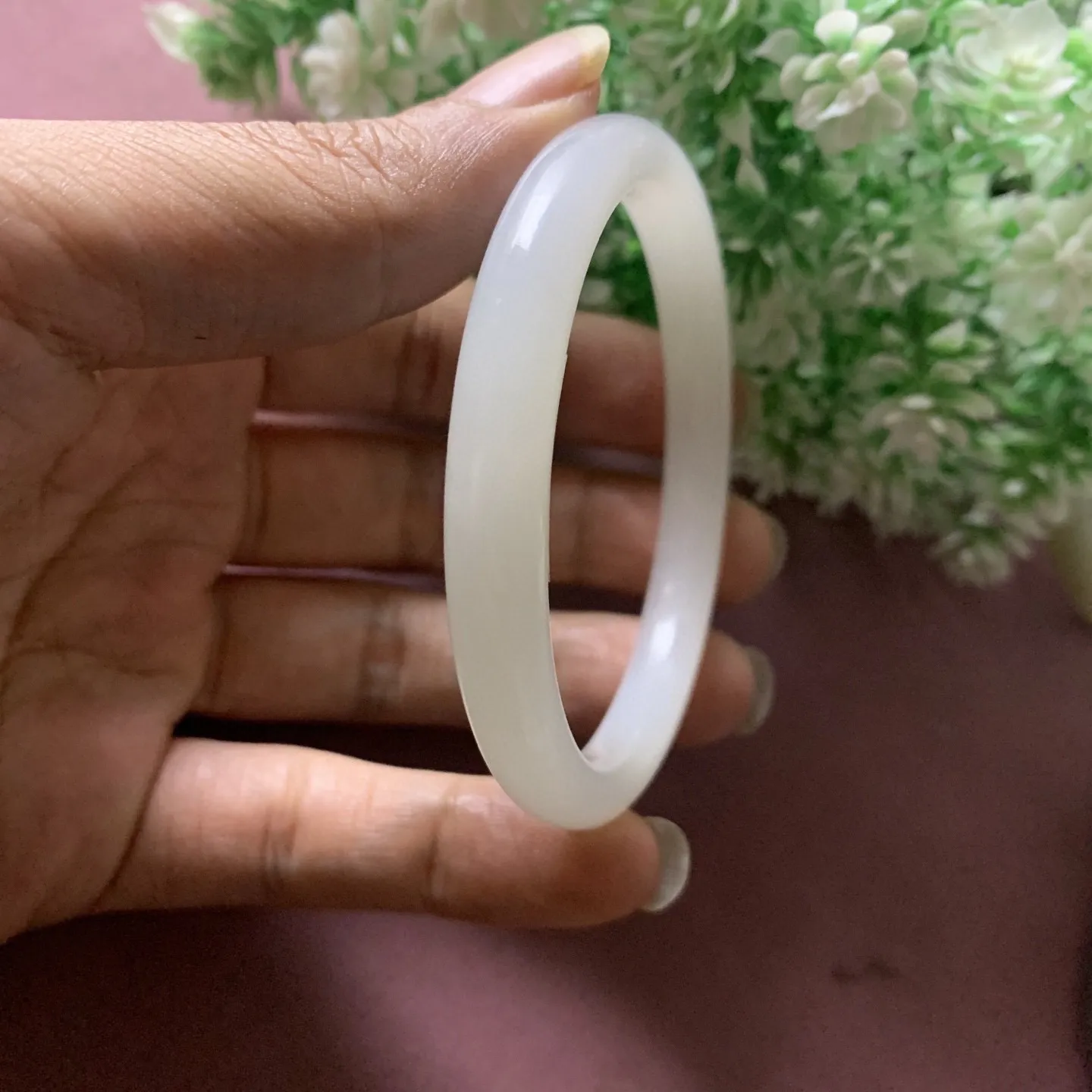 和田玉57.5圈口羊脂白手镯，玉质细腻油润，密度紧凑，琢型圆润，高脂粉，品相大，佩戴端庄典雅