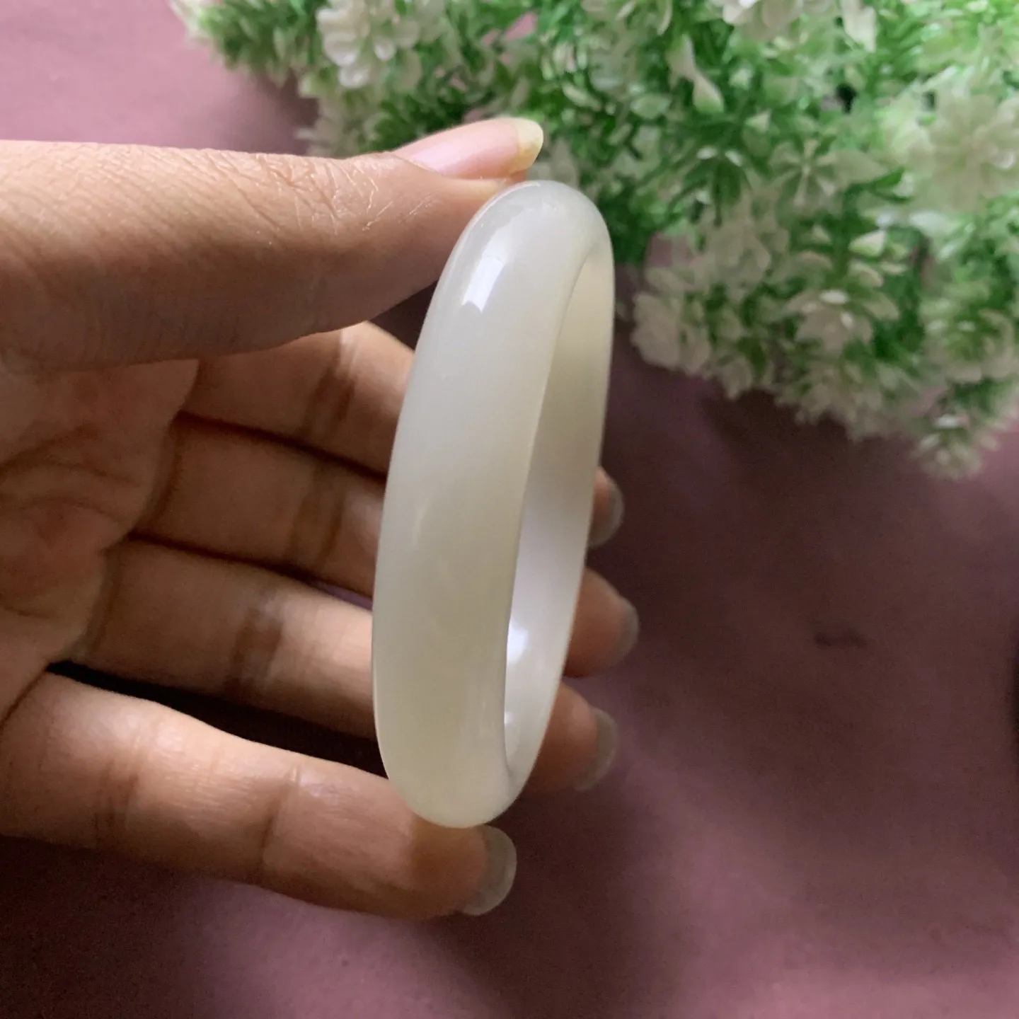 和田玉55.3圈口藕粉色手镯，玉质细腻油润，密度紧凑，琢型圆润，高脂粉，品相大，佩戴端庄典雅