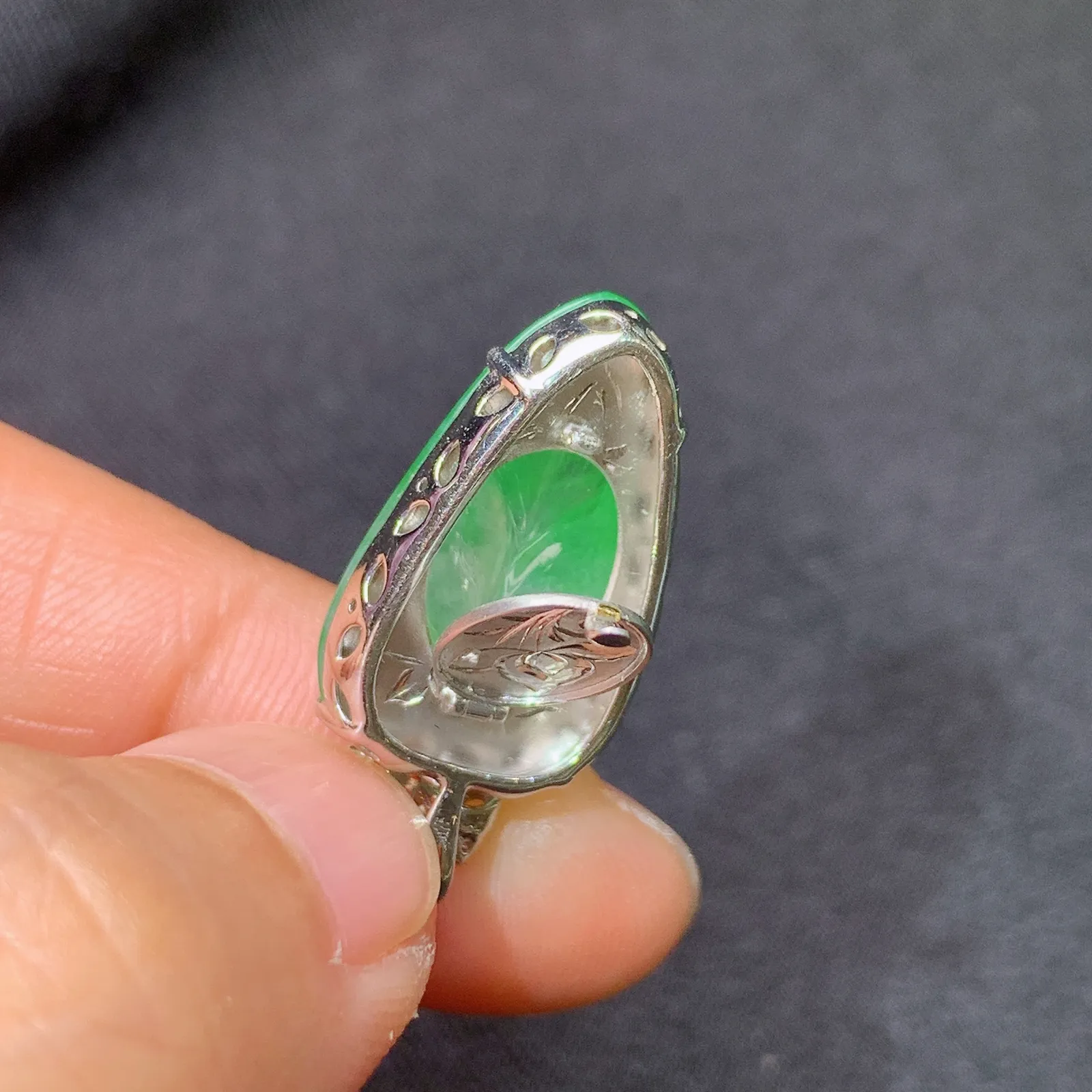 阳绿树叶吊坠，18k金镶嵌，冰润色阳，玉质细腻，种水足 尺寸26.1*12.3*5