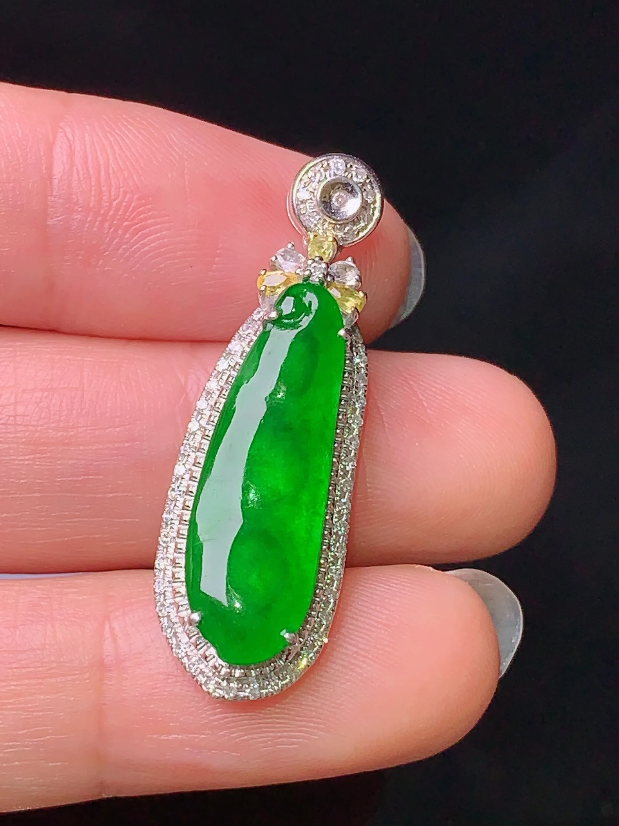 18k金钻镶嵌满绿四季豆吊坠 玉质细腻 色泽清新艳丽 整体尺寸34.2*11*7
