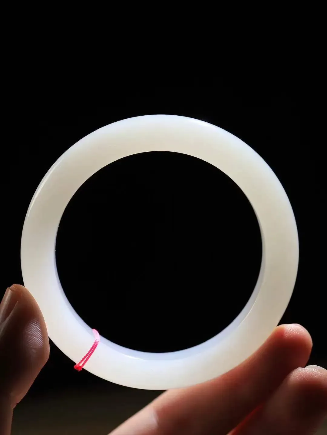 （温柔雅致.手镯）

精品️和田玉白玉手镯。镯型饱满，温润细腻，脂润沁香。️执一卷书，沏一盏茶，着一袭裙，戴一只镯。淡淡浅笺，素心若兰，静赏玉中诗画。悠悠岁月，芊手轻摘，盛满诗样芳华。重60克   尺寸56-12.8-9.3mm    FDL-66110933