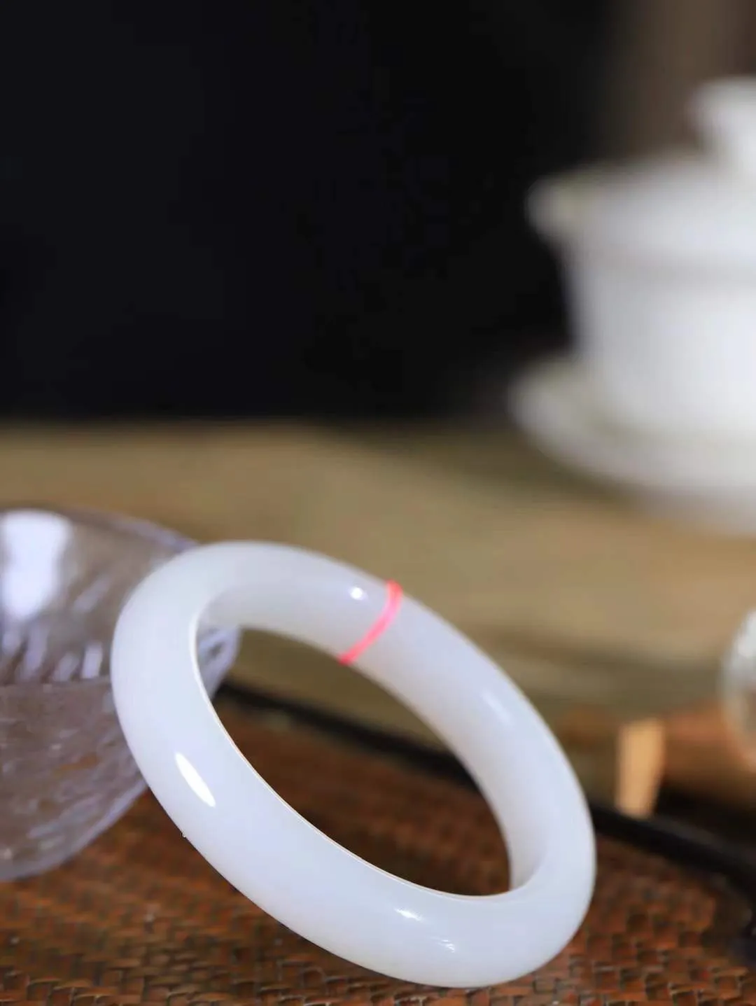 （温柔雅致.手镯）

精品️和田玉白玉手镯。镯型饱满，温润细腻，脂润沁香。️执一卷书，沏一盏茶，着一袭裙，戴一只镯。淡淡浅笺，素心若兰，静赏玉中诗画。悠悠岁月，芊手轻摘，盛满诗样芳华。重60克   尺寸56-12.8-9.3mm    FDL-66110933