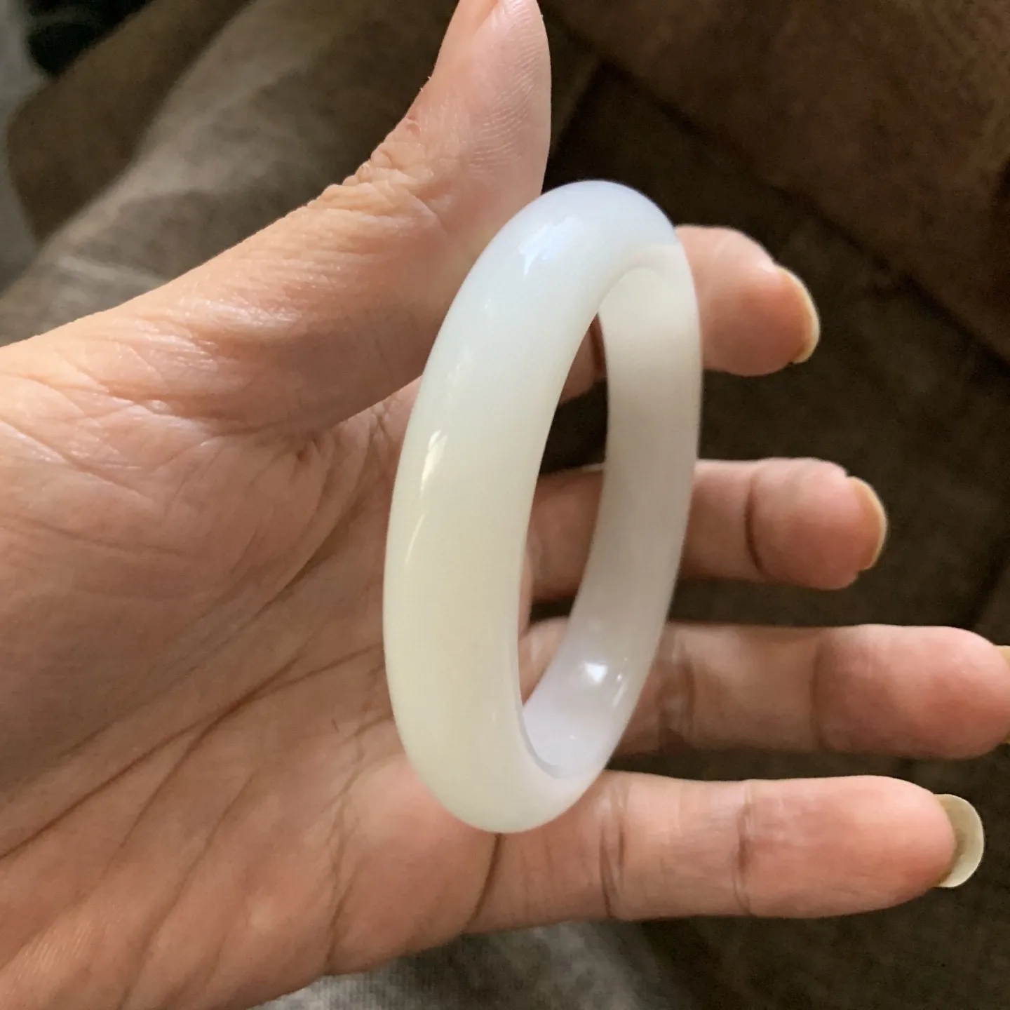 54圈口和田玉羊脂白手镯【挽间柔情】，镯型古朴典雅。在诗情画意的雨巷相遇，你是我腕间的一抹风情，有你眸有深情.清风荡漾湖间静水，我愿俯身低眉，在烟波涟漪处寻你