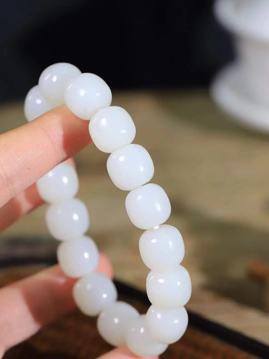 （老型珠.手串）

精品 和田玉白玉老型珠手串，也可做手持，玉质细腻油润 饱满光滑 质朴无华，悠远简单，人心境界远，百世修炼深，心灵常驻善意持，觉悟人生百世修。重70.5克    尺寸取一12.8-13.3mm    54110931L